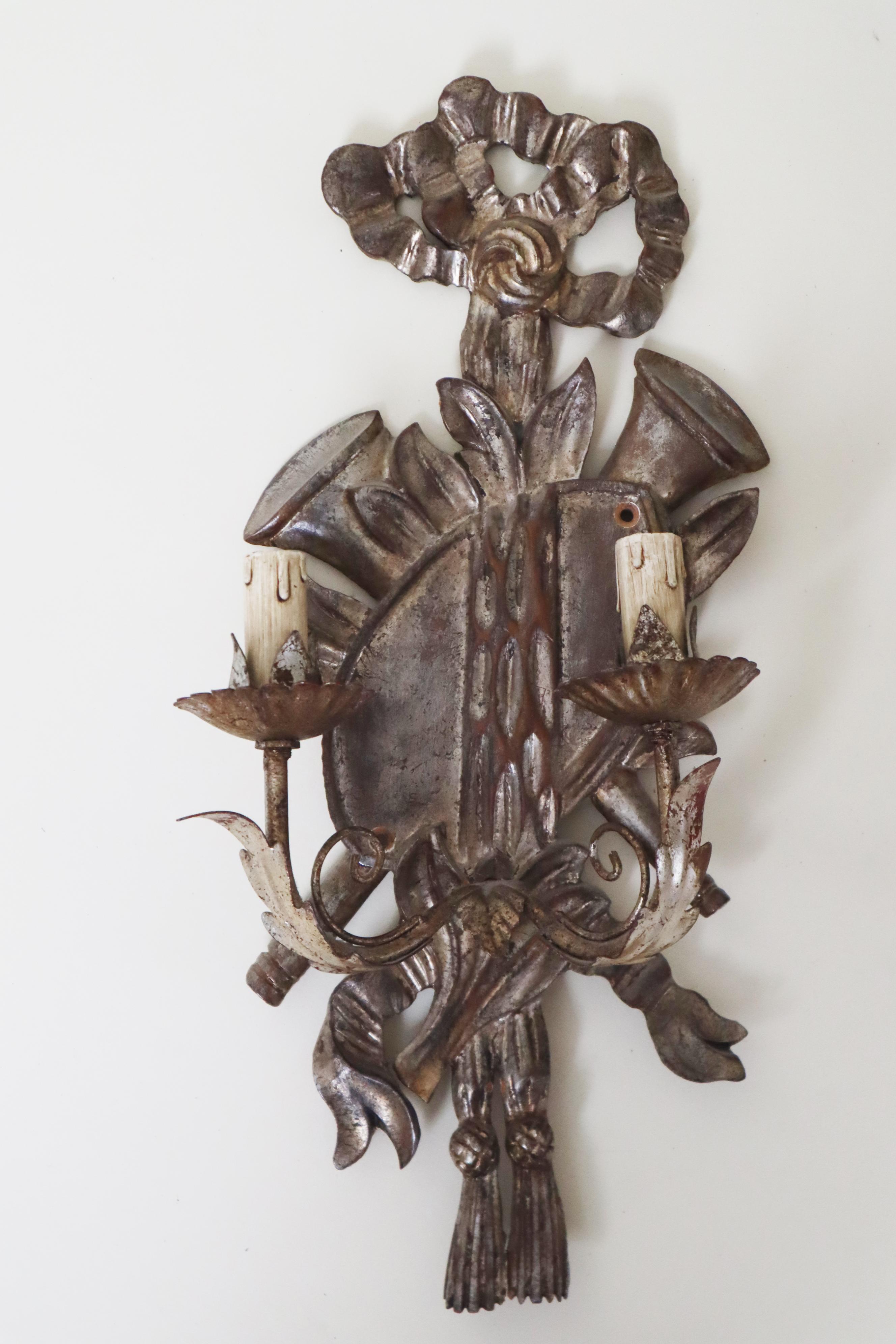 Coppia di applique d'argento Luigi XIV in legno provenienti da una casetta di caccia in vendita 8