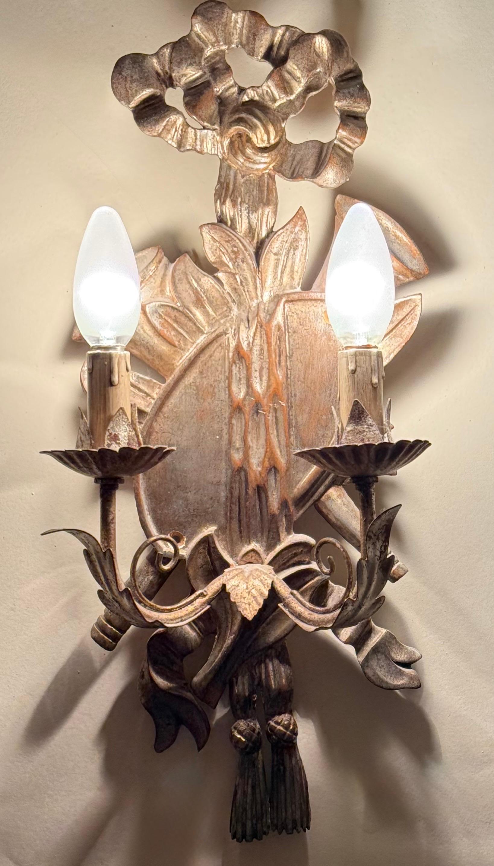 Coppia di applique d'argento Luigi XIV in legno provenienti da una casetta di caccia in vendita 9