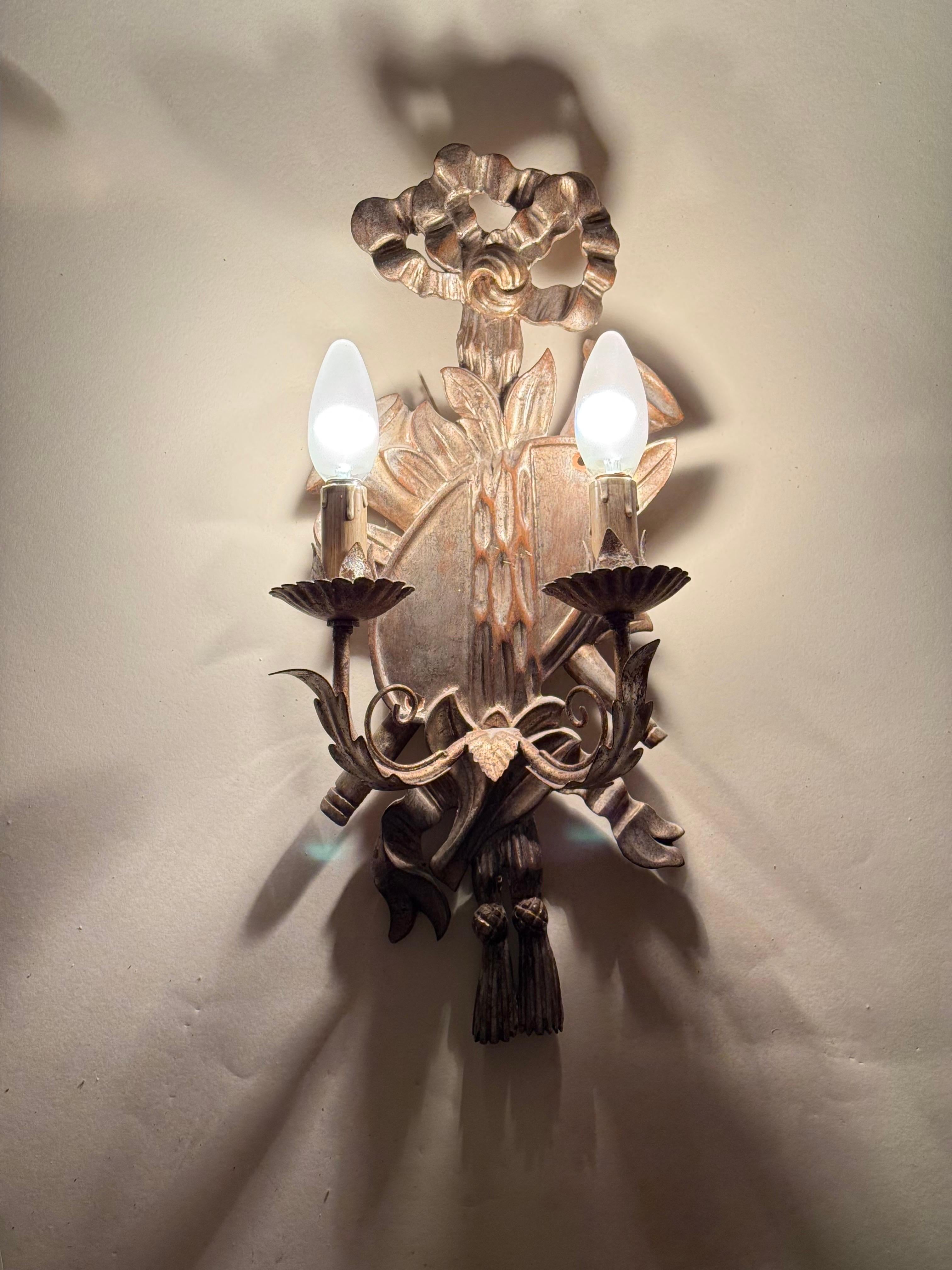 Coppia di applique d'argento Luigi XIV in legno provenienti da una casetta di caccia in vendita 10