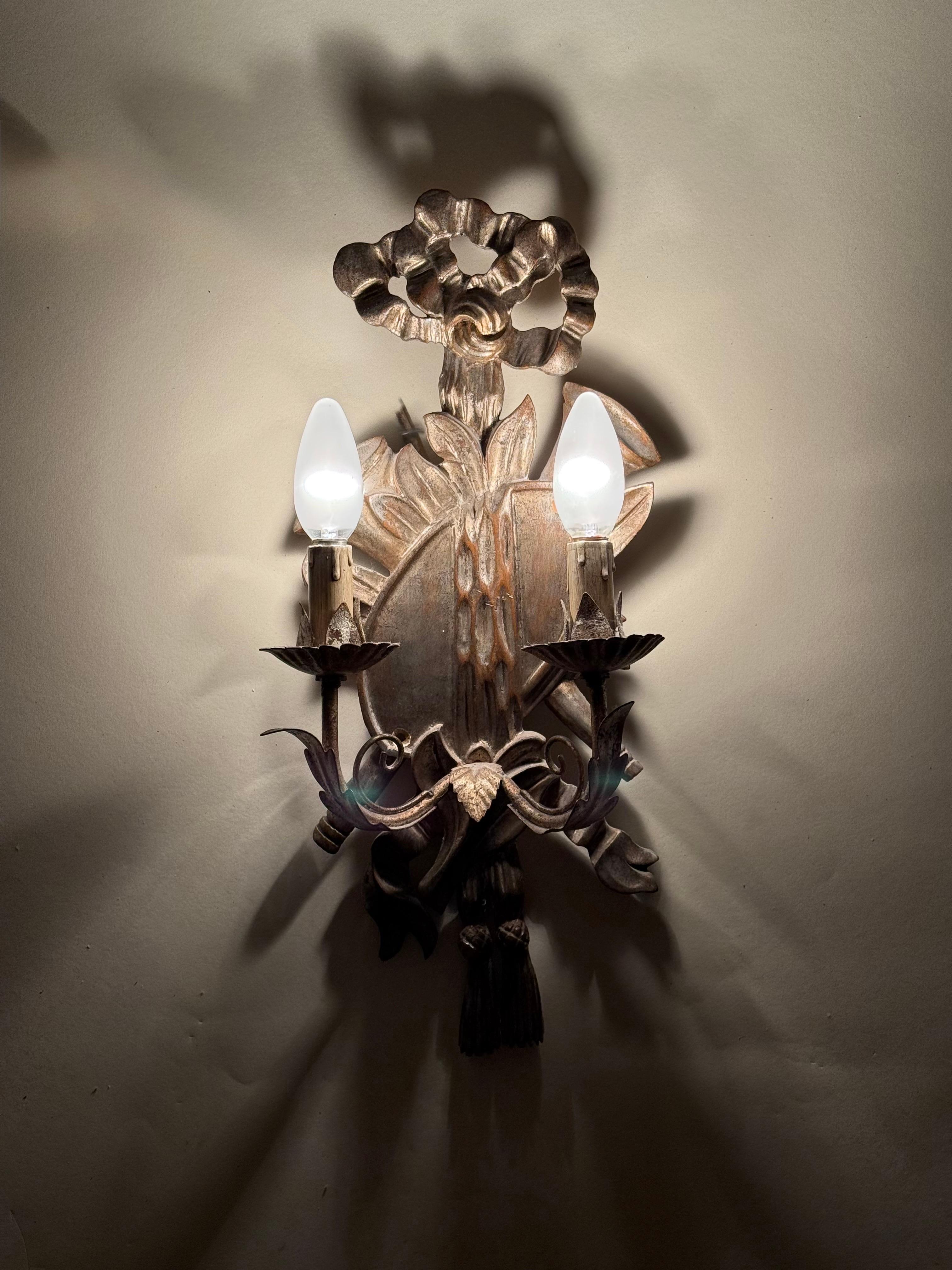 Coppia di applique d'argento Luigi XIV in legno provenienti da una casetta di caccia in vendita 11