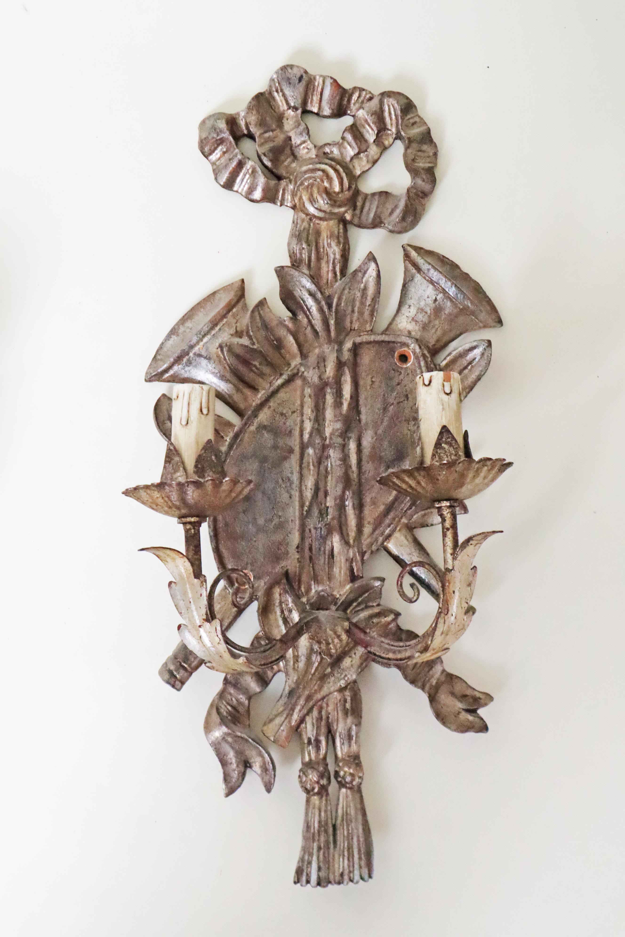 Questa coppia di lampade da parete è un vero gioiello! È così raro trovare questi modelli in uno stile così precoce. Le lampade sono state probabilmente realizzate nella Germania meridionale intorno al 1770-1790 in stile Luigi XVI francese. Queste