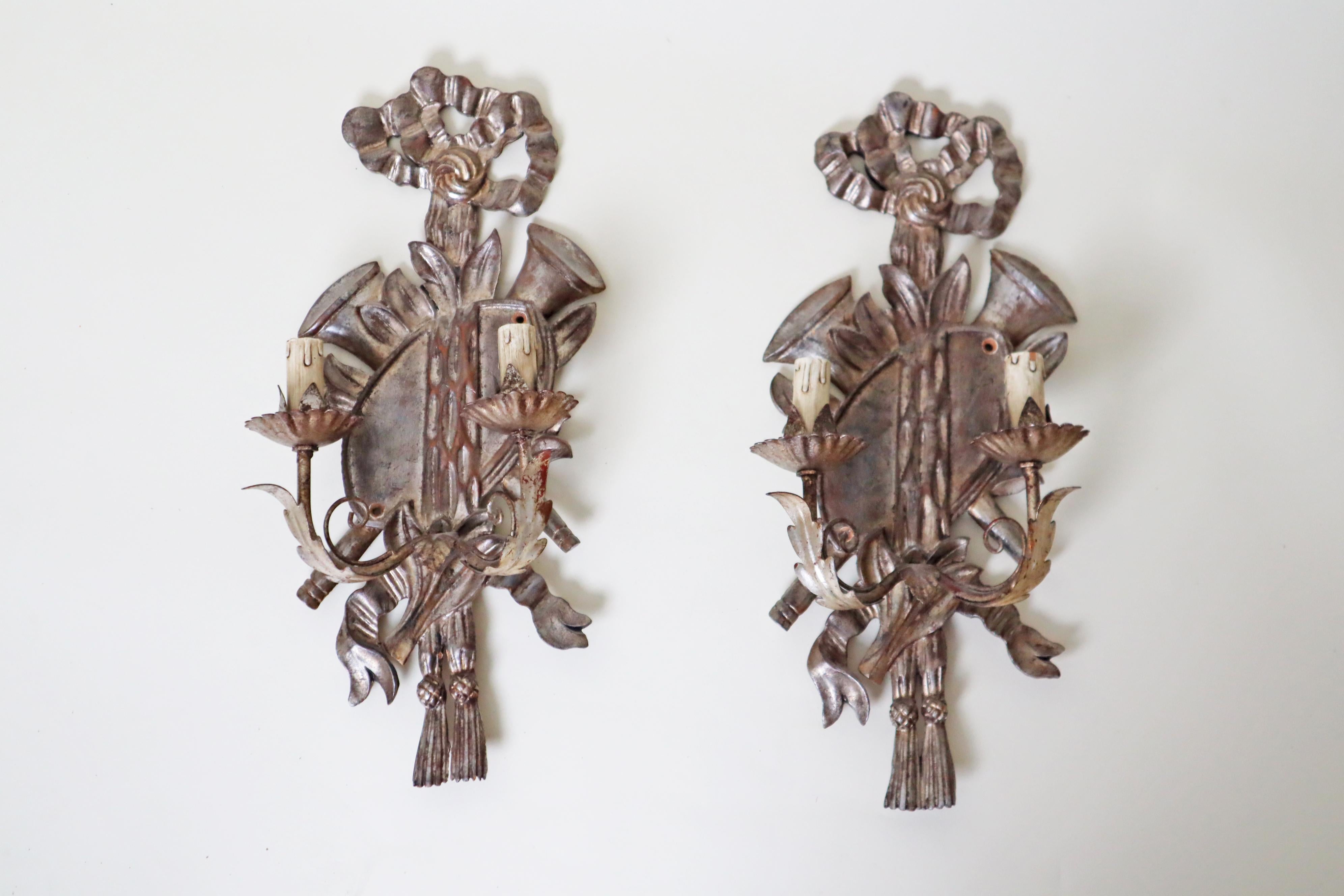 Luigi XVI Coppia di applique d'argento Luigi XIV in legno provenienti da una casetta di caccia in vendita