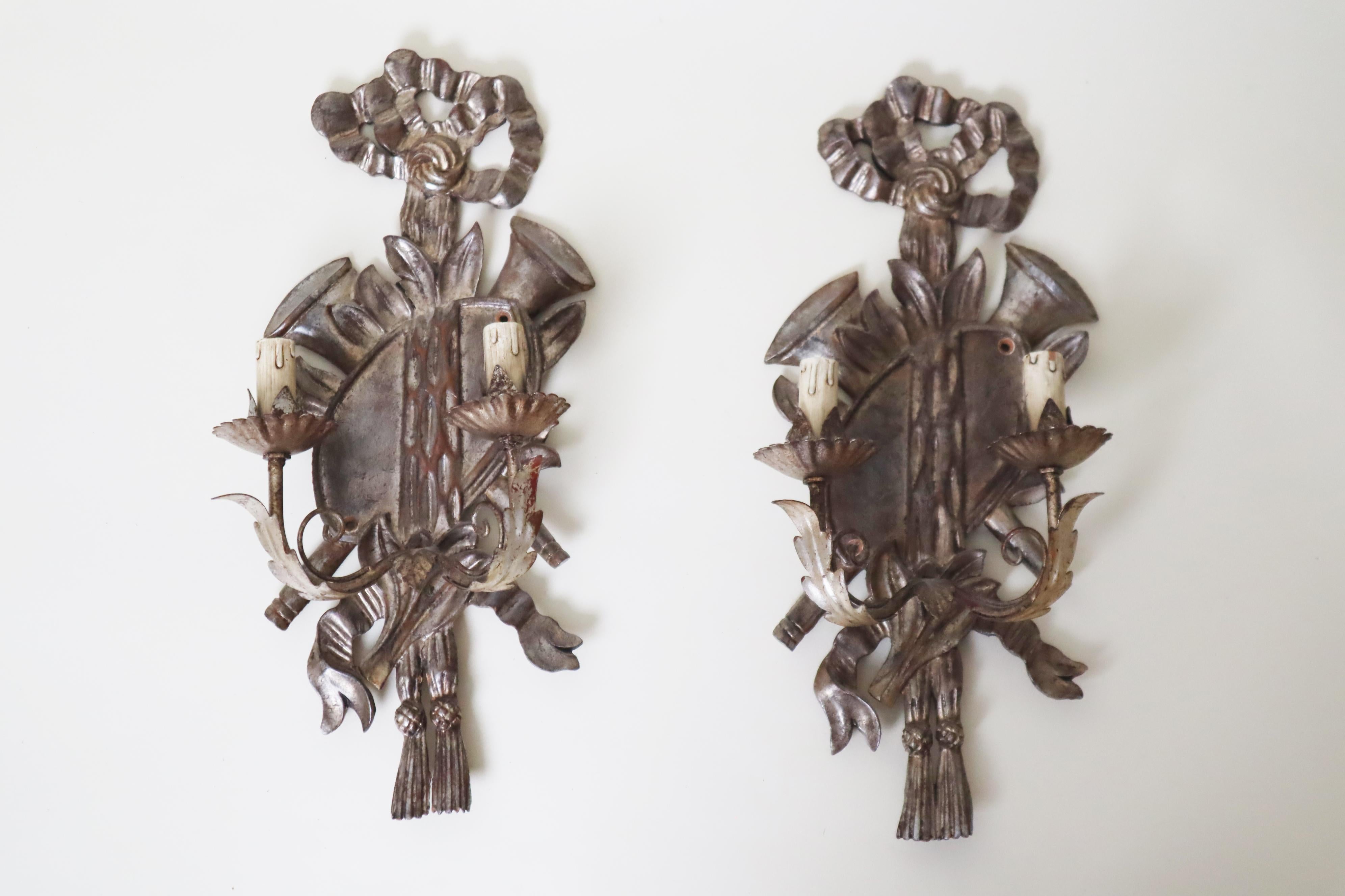 Coppia di applique d'argento Luigi XIV in legno provenienti da una casetta di caccia in vendita 1