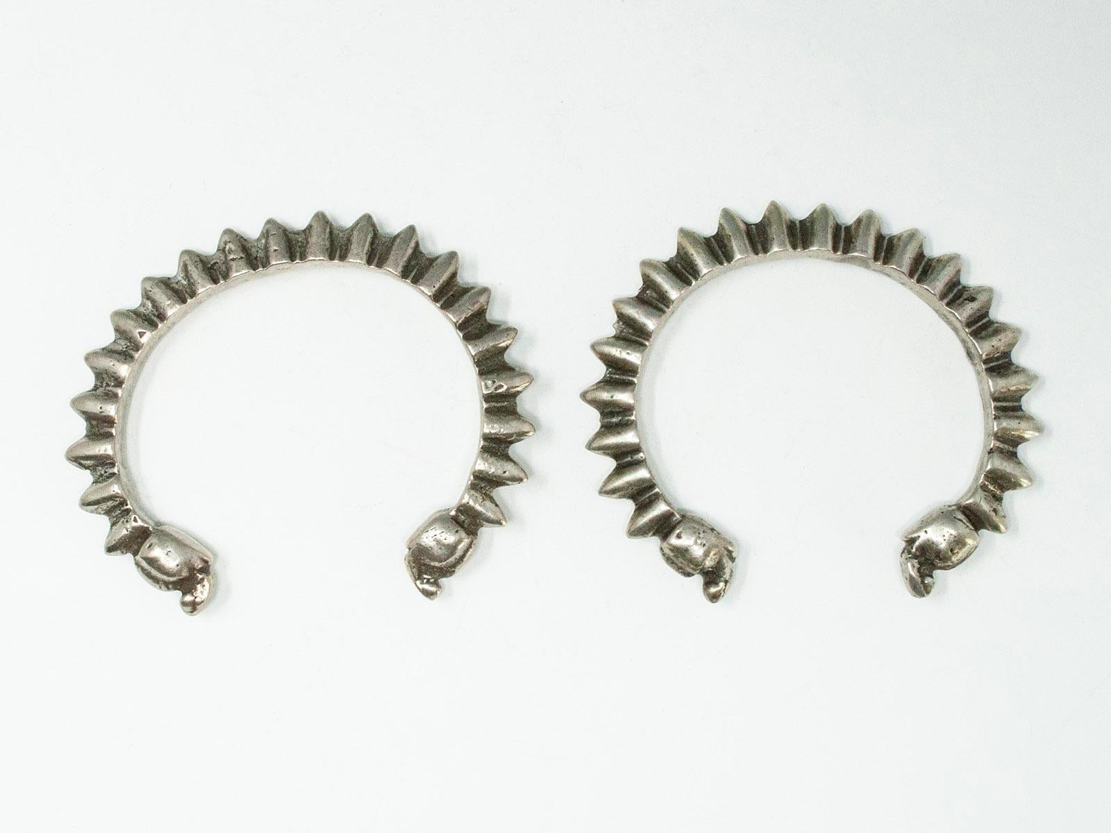 Coppia di bracciali Makara in argento, Rajasthan, India

Un'insolita coppia di bracciali stretti in argento massiccio con bordo scanalato e terminali stilizzati a testa di makara provenienti dal Rajasthan, in India. 
Il diametro interno è di 2,5