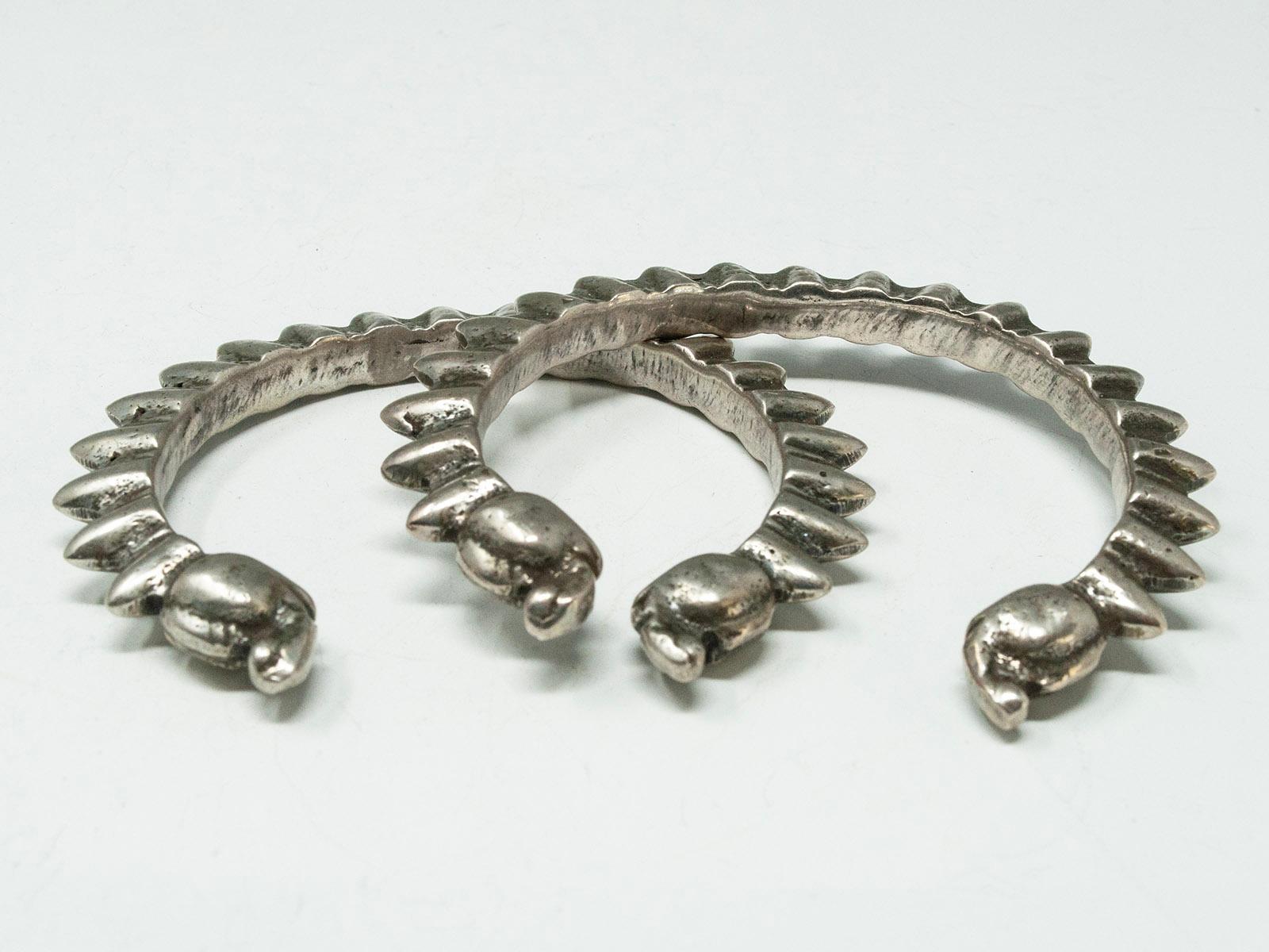 Artigiano Coppia di bracciali Makara in argento, Rajasthan, India in vendita