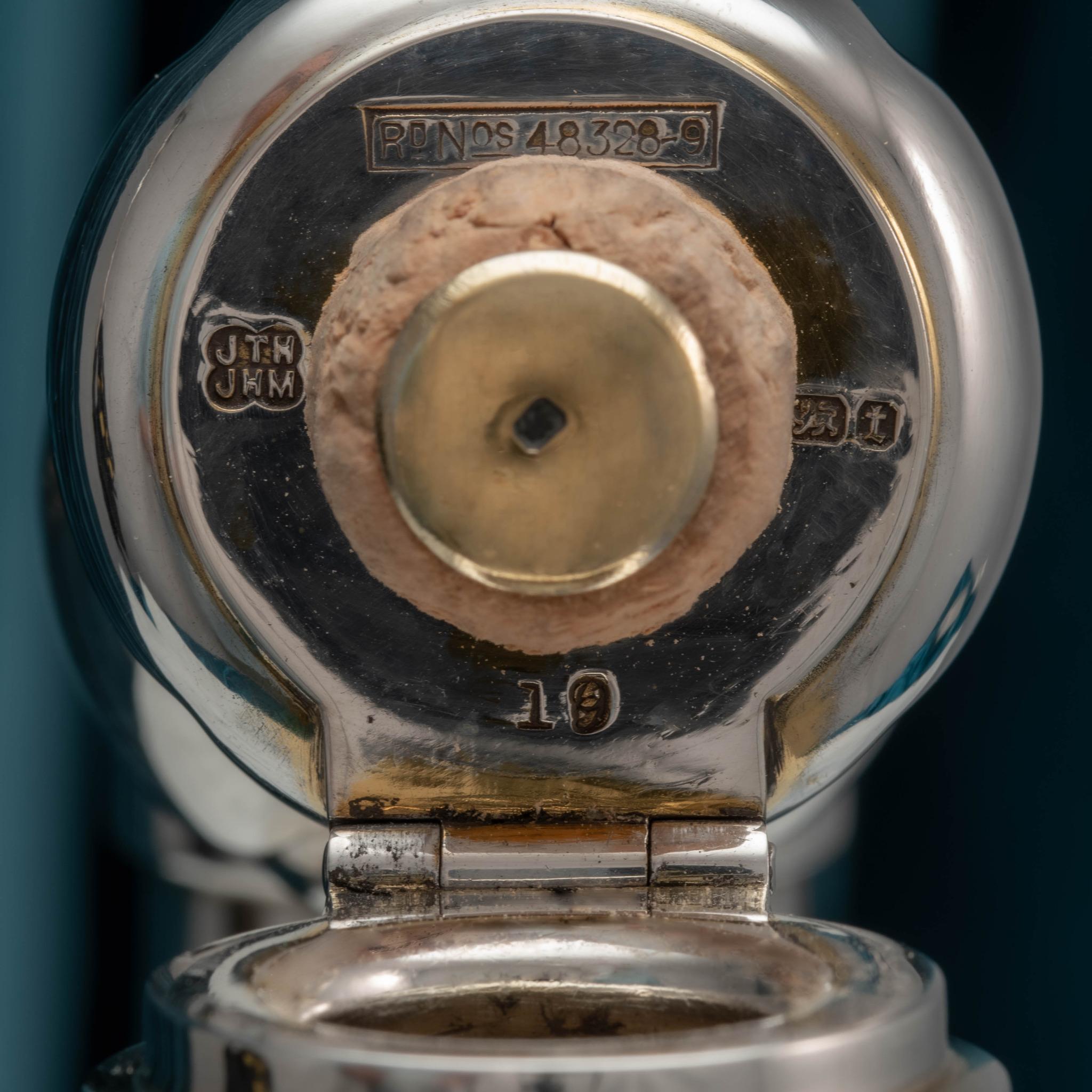 Coppia di decantatori per mezze bottiglie di champagne montati in argento, con marchio 1893. in vendita 4