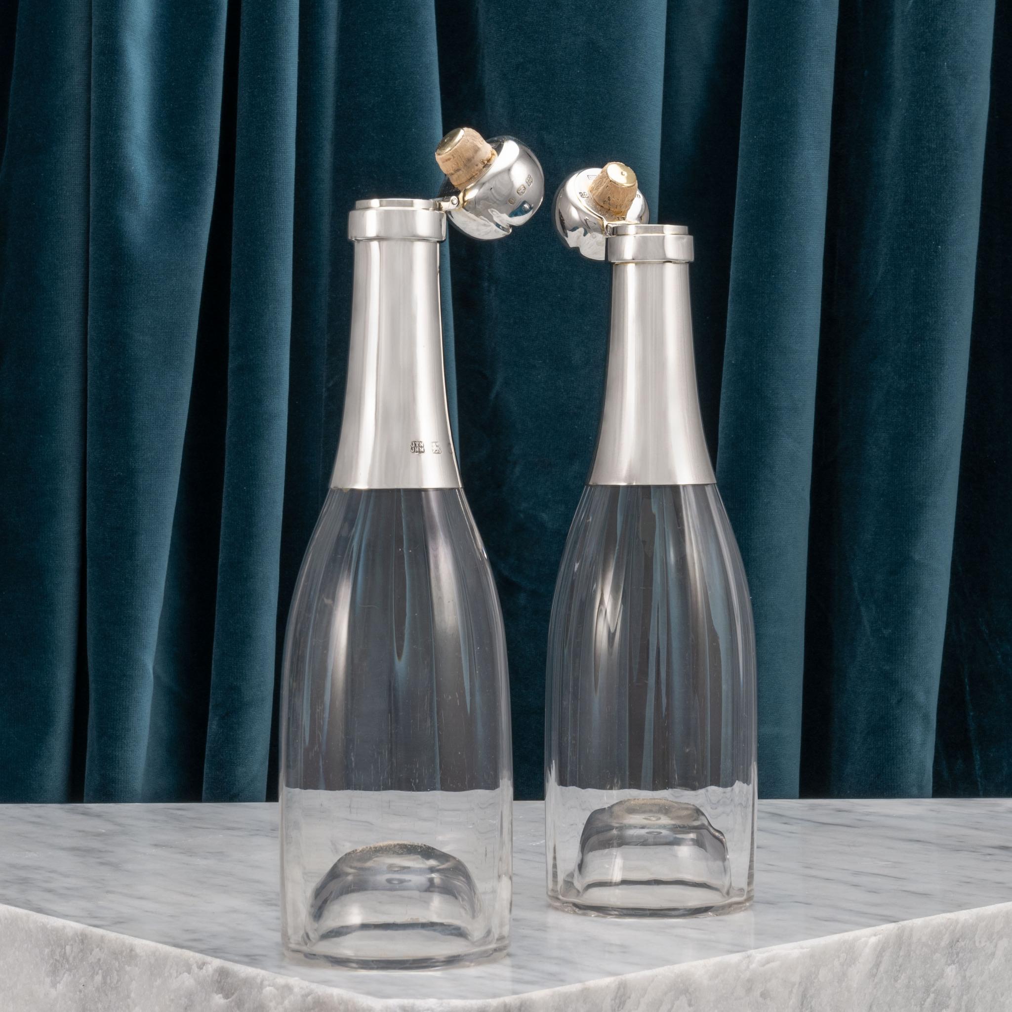 Britannico Coppia di decantatori per mezze bottiglie di champagne montati in argento, con marchio 1893. in vendita