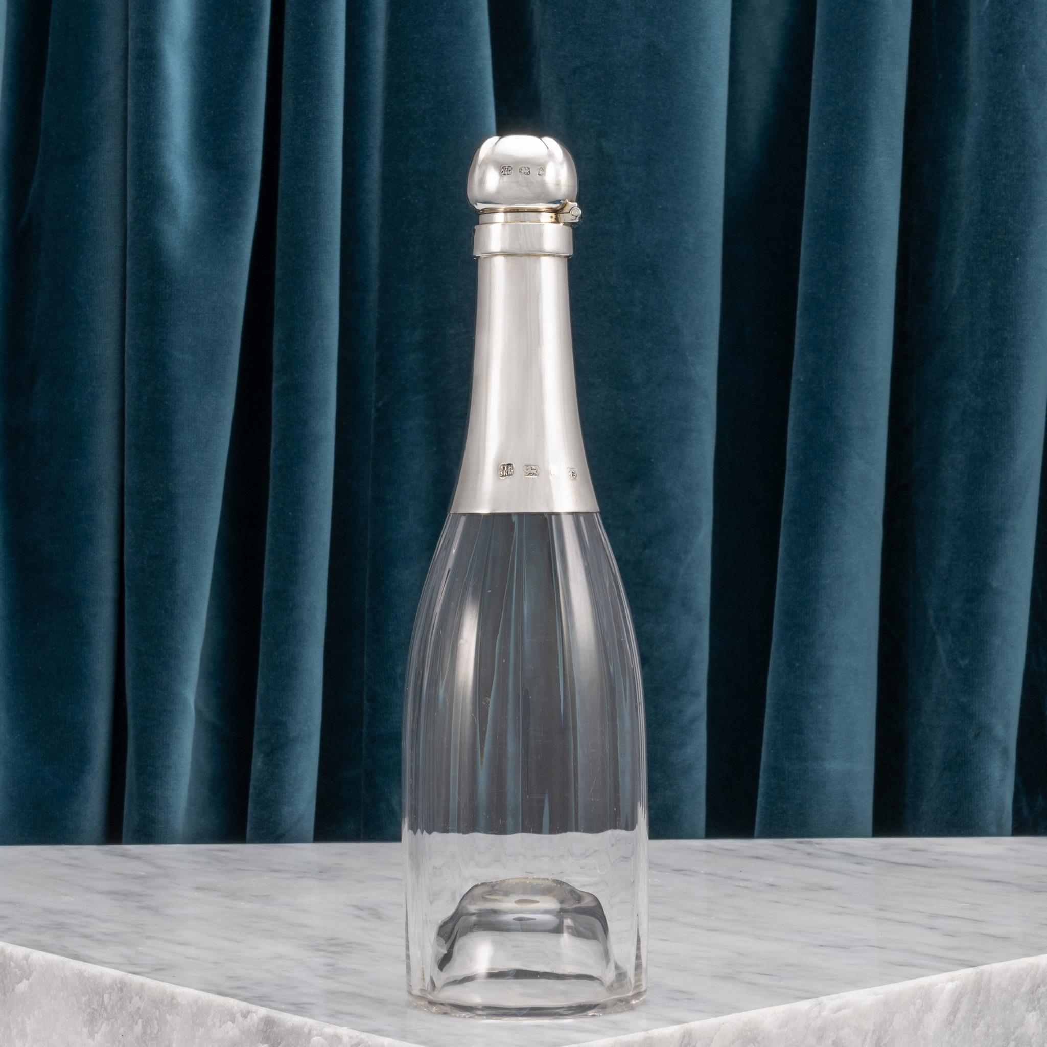 Coppia di decantatori per mezze bottiglie di champagne montati in argento, con marchio 1893. In condizioni buone in vendita a London, GB