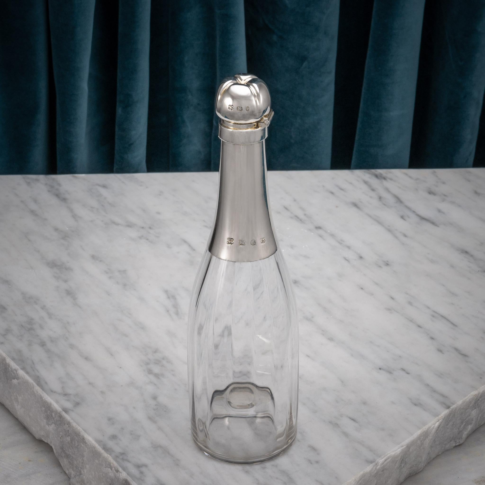 Fine XIX secolo Coppia di decantatori per mezze bottiglie di champagne montati in argento, con marchio 1893. in vendita