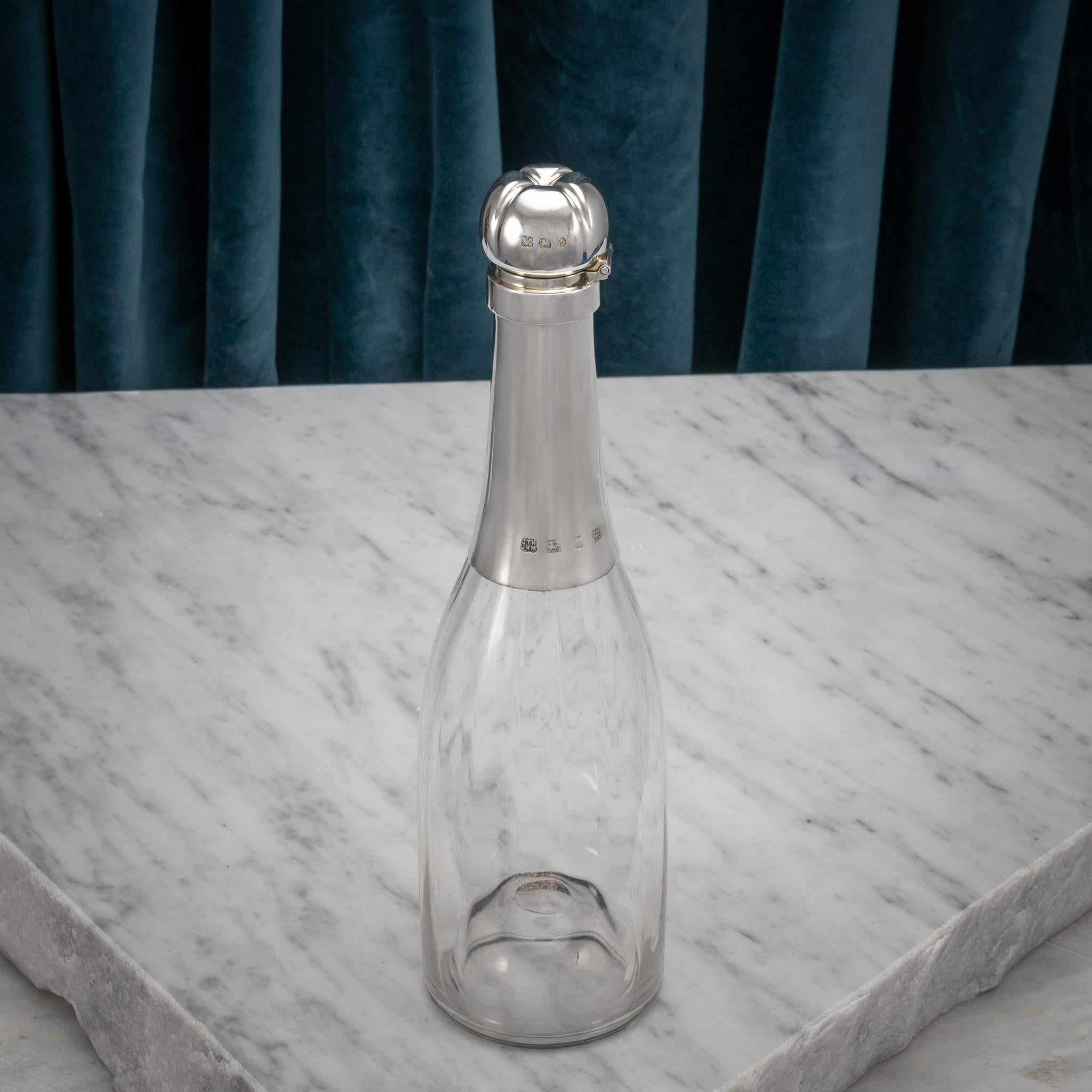 Coppia di decantatori per mezze bottiglie di champagne montati in argento, con marchio 1893. in vendita 1