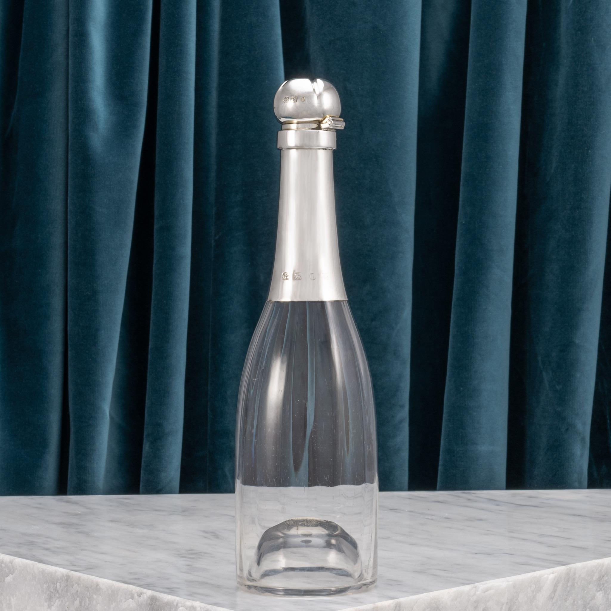 Coppia di decantatori per mezze bottiglie di champagne montati in argento, con marchio 1893. in vendita 2