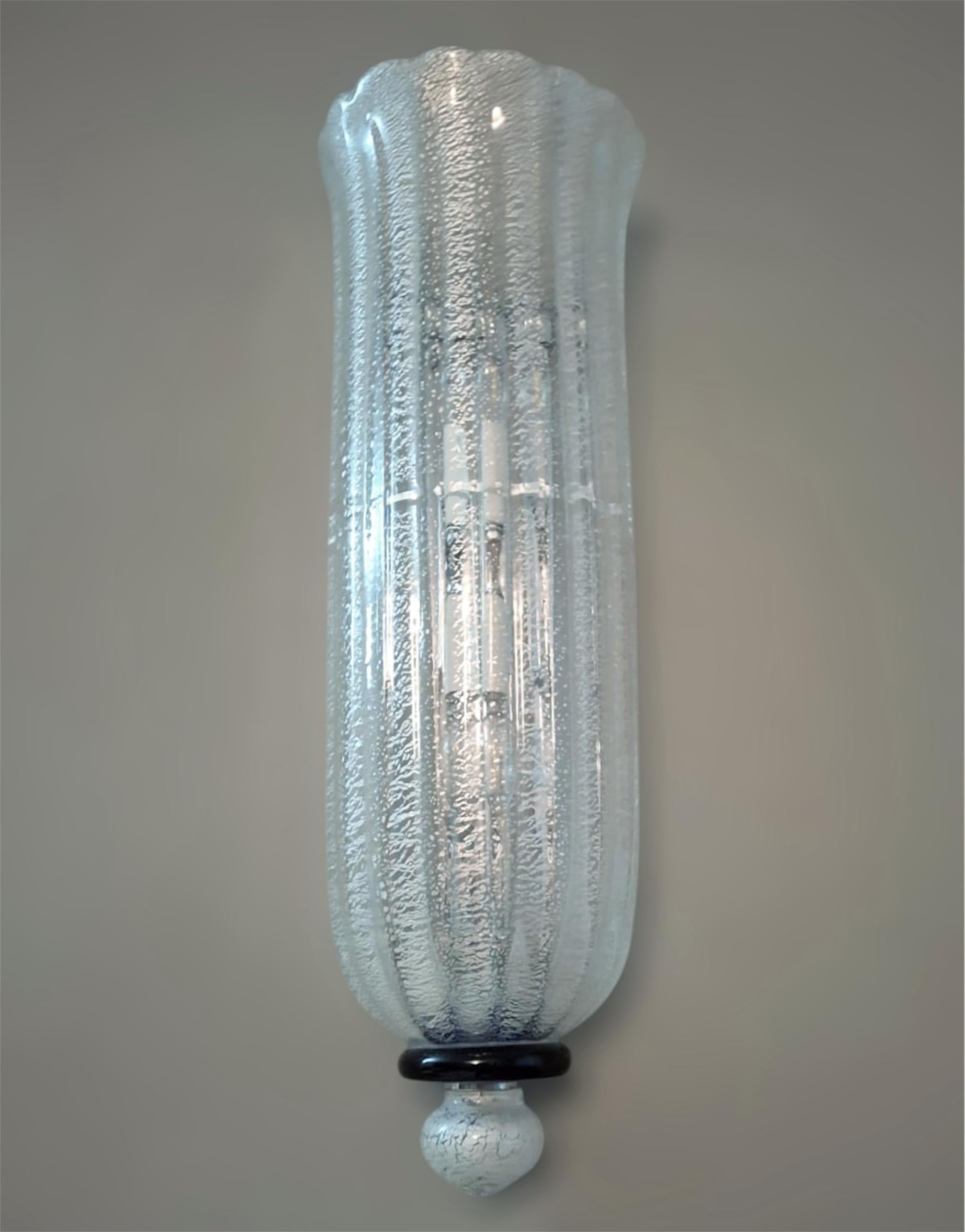 Italienische Vintage-Wandleuchte mit Schirm aus klarem Murano-Glas mit Silberflecken / Made in Italy by Seguso, ca. 1980er Jahre
Original Label auf dem Rahmen
Maße: Höhe 17,5 Zoll, Breite 6 Zoll, Tiefe 4,5 Zoll
2 Leuchten / Typ E12 oder E14 / je