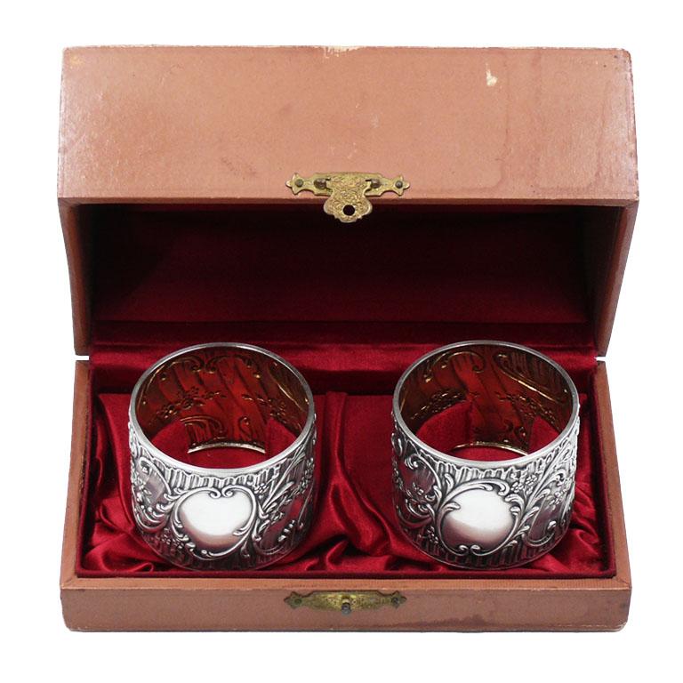 Pareja de servilleteros de plata
Material de plata maciza
Sellos de autor y plata 800
Origen Australia Circa 1930
Caja original de una tienda de Sydney
Excelente estado Técnica: plata repujada
Estilo rococó
El rococó es un movimiento artístico