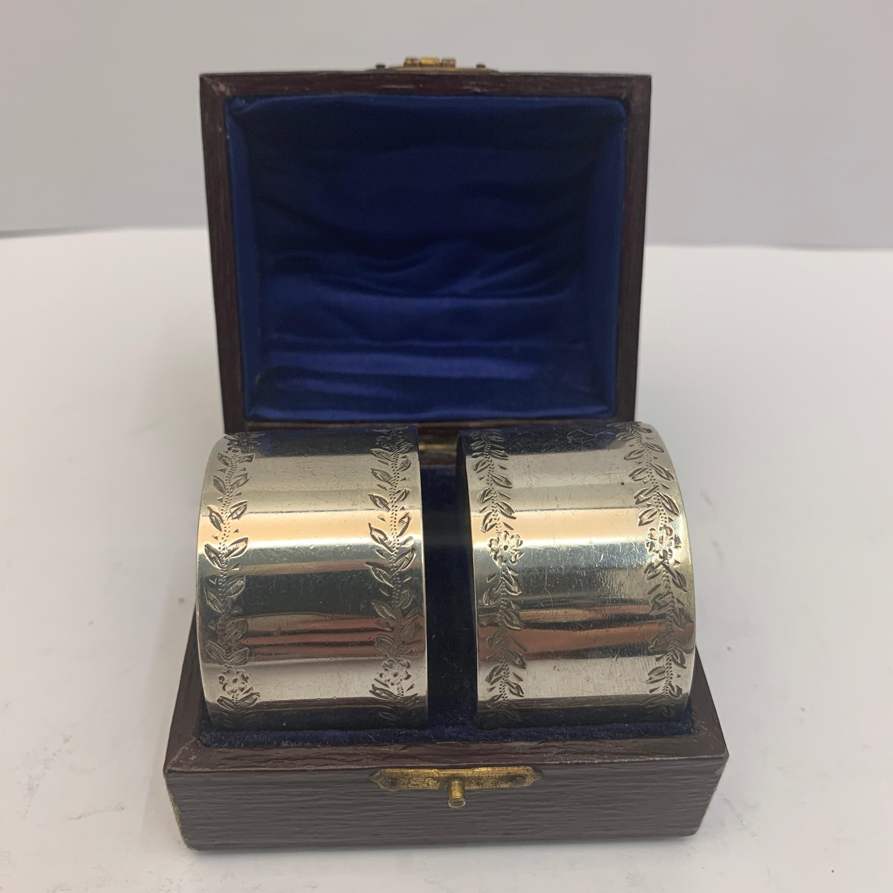 Pair of silver napkin rings in their original hinged box. Made in Birmingham, 1919.
  