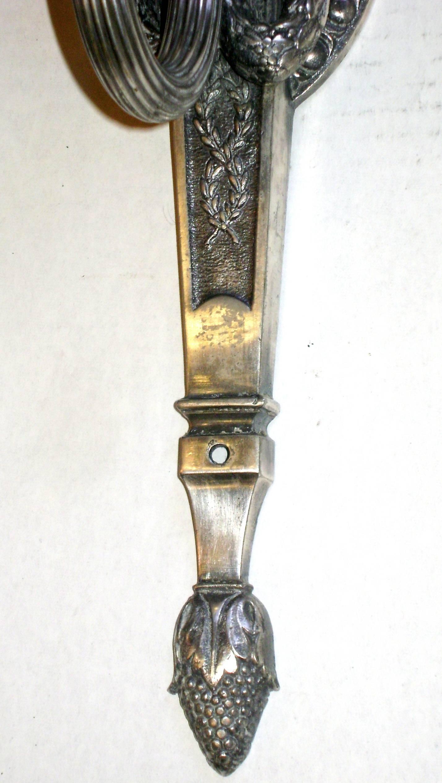 Inglese Coppia di lampade in argento in stile neoclassico in vendita