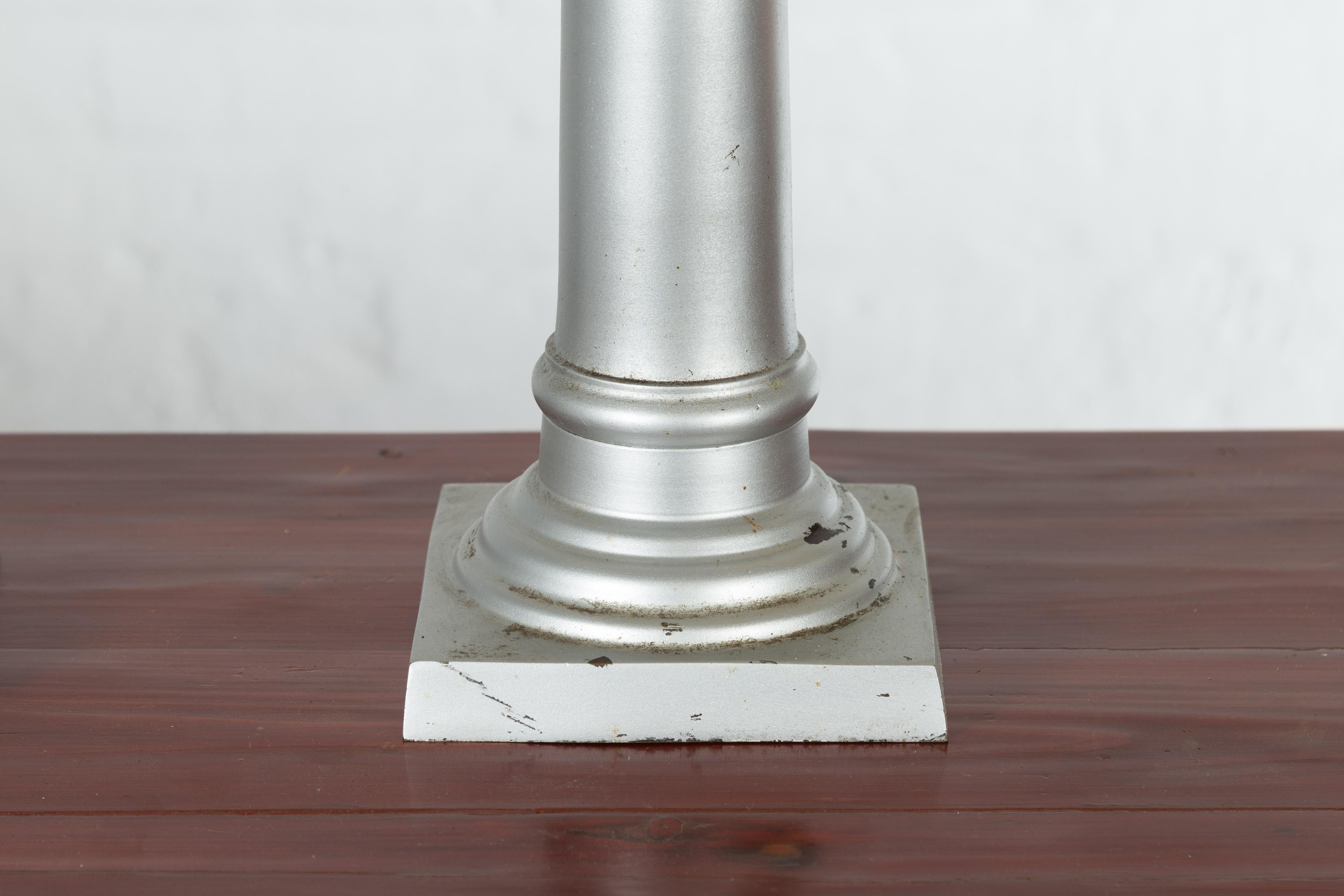 XX secolo Coppia di candelieri a colonna in argento e bronzo con grandi capitelli ionici in vendita