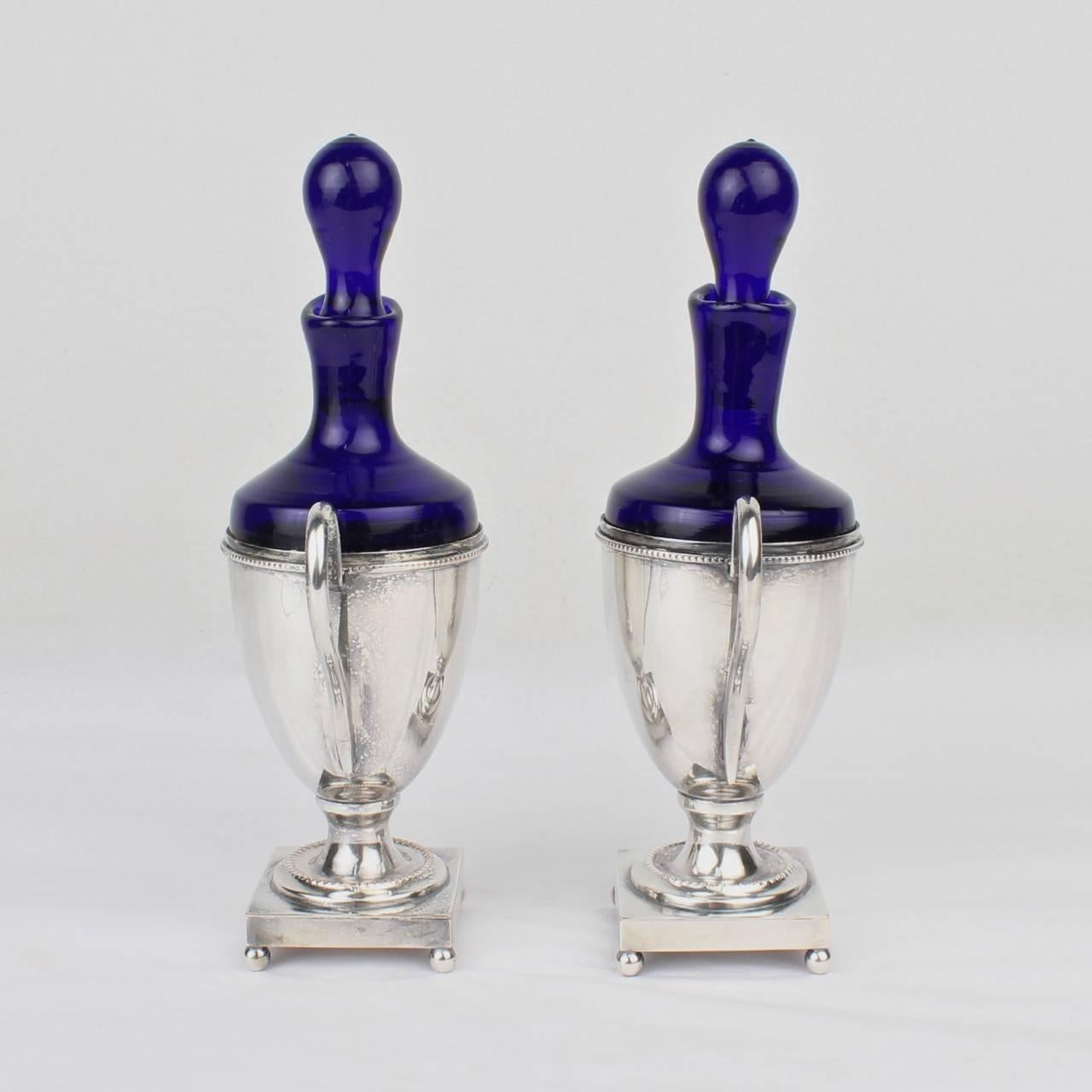 Paar versilberte & kobaltblaue Glas-Öl- und Vinegarkreuzen von Israel Freeman (Neoklassisch)