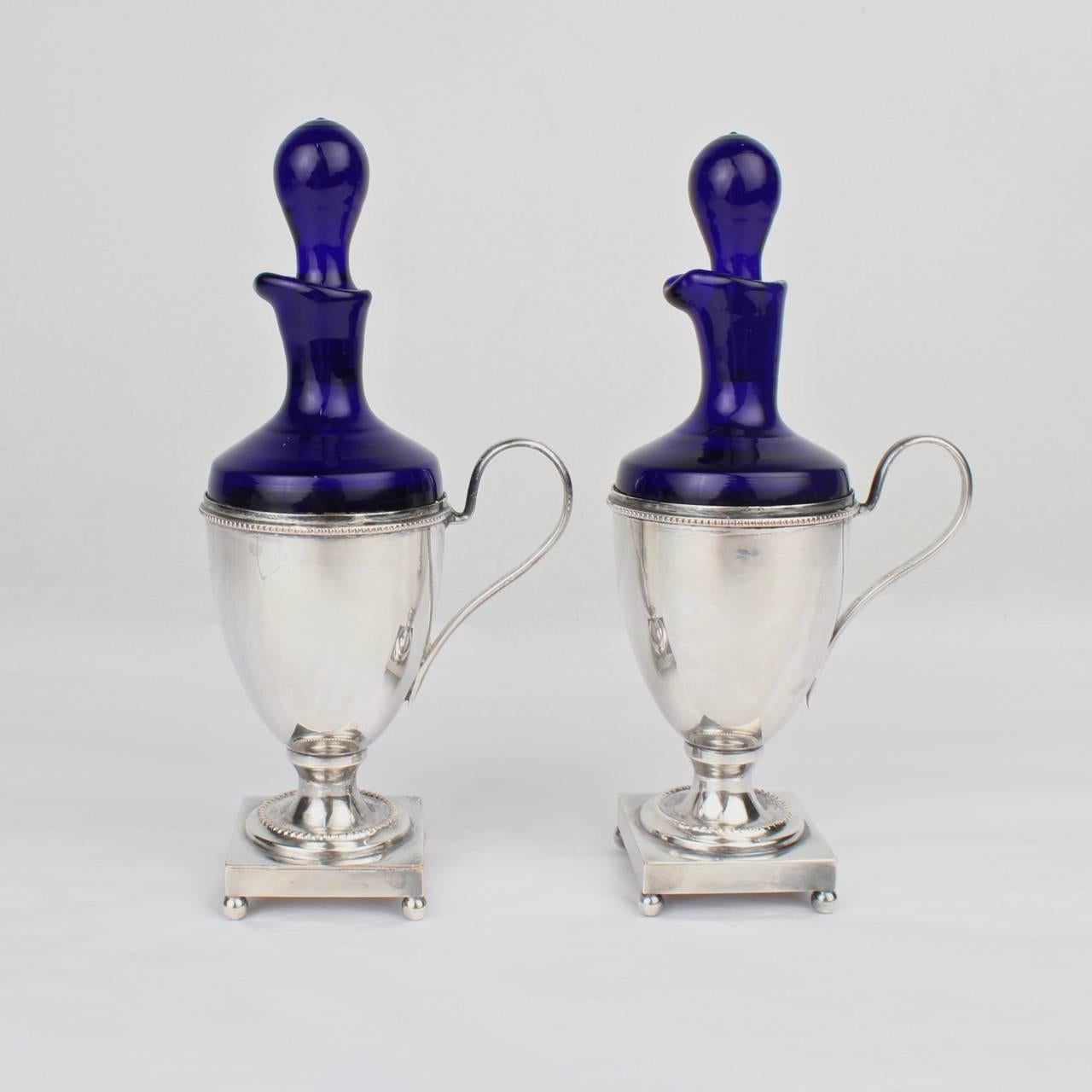 Paar versilberte & kobaltblaue Glas-Öl- und Vinegarkreuzen von Israel Freeman (20. Jahrhundert)