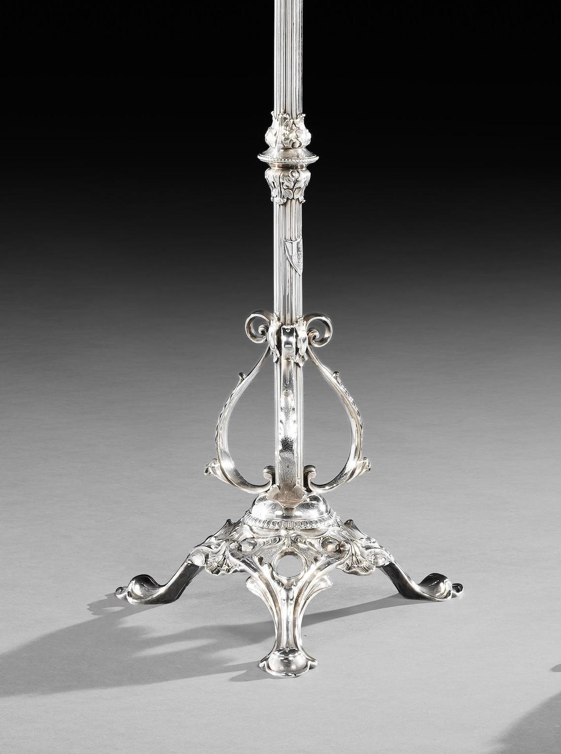 Coppia di lampade a colonna antiche inglesi del XIX secolo con placca d'argento in vendita 1