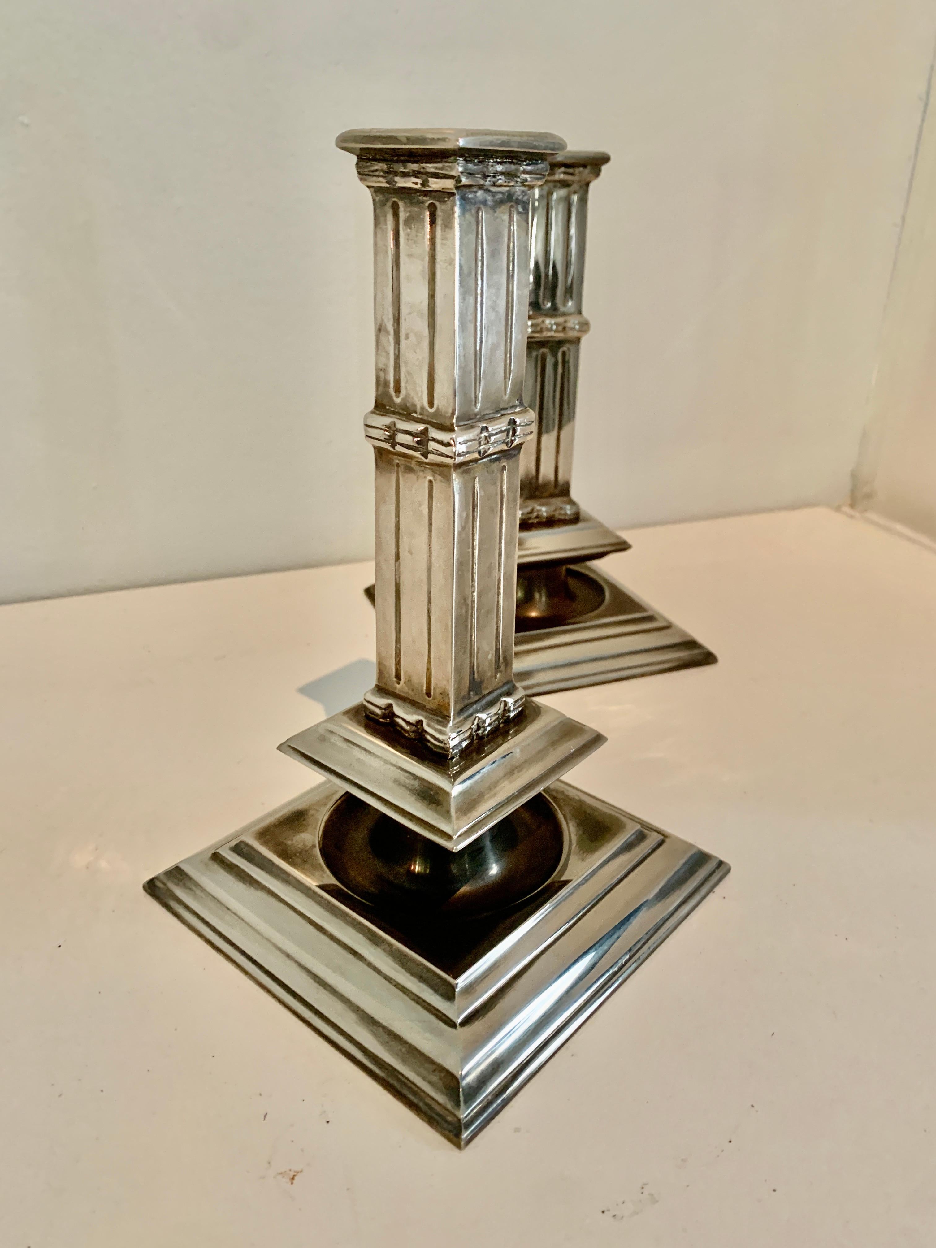 Poli Paire de bougeoirs à colonne Art Déco en métal argenté en vente