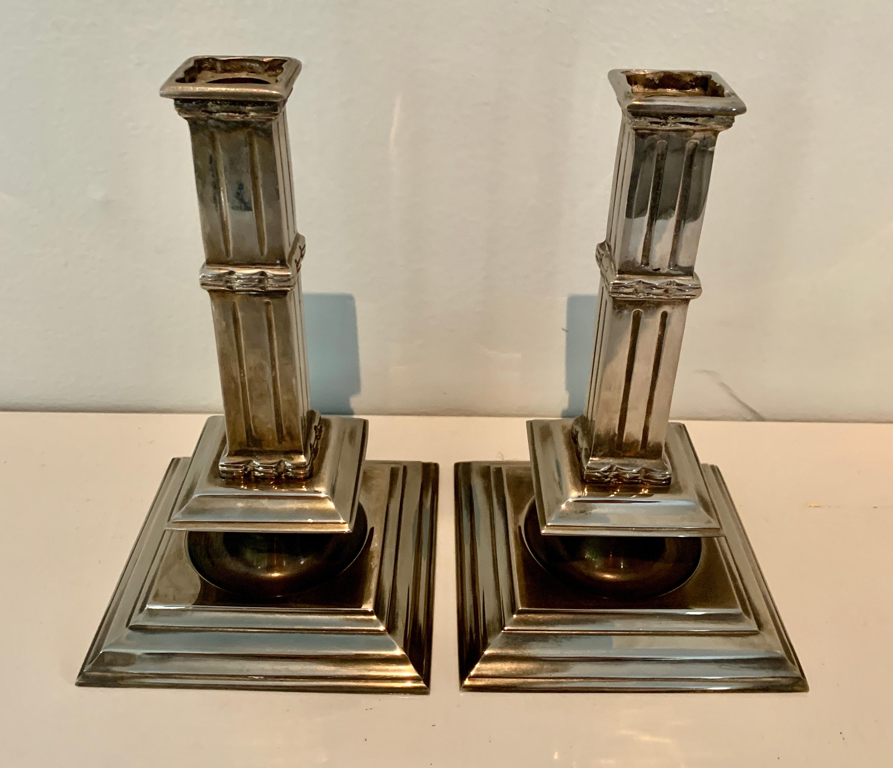Paire de bougeoirs à colonne Art Déco en métal argenté Bon état - En vente à Los Angeles, CA