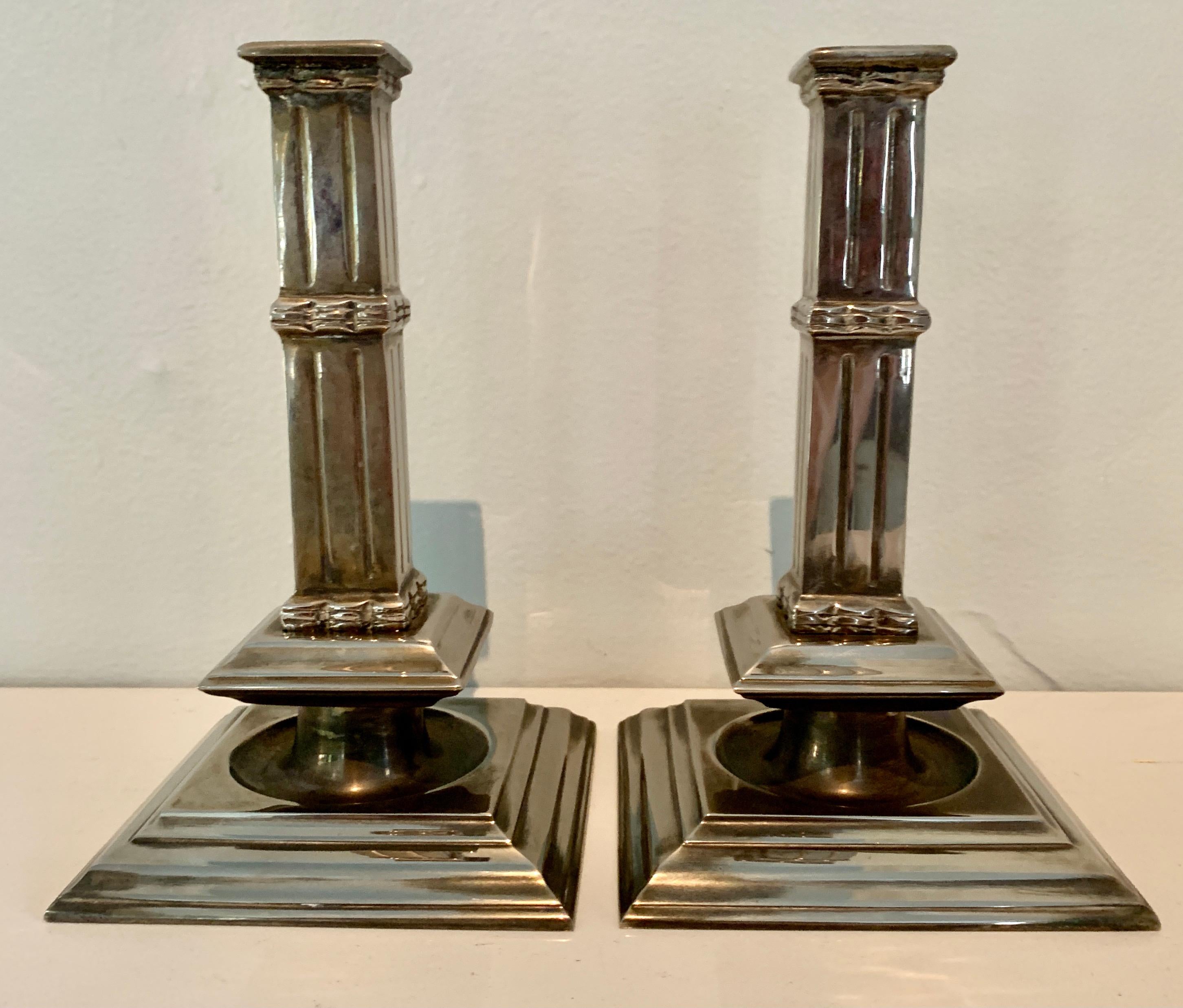 20ième siècle Paire de bougeoirs à colonne Art Déco en métal argenté en vente
