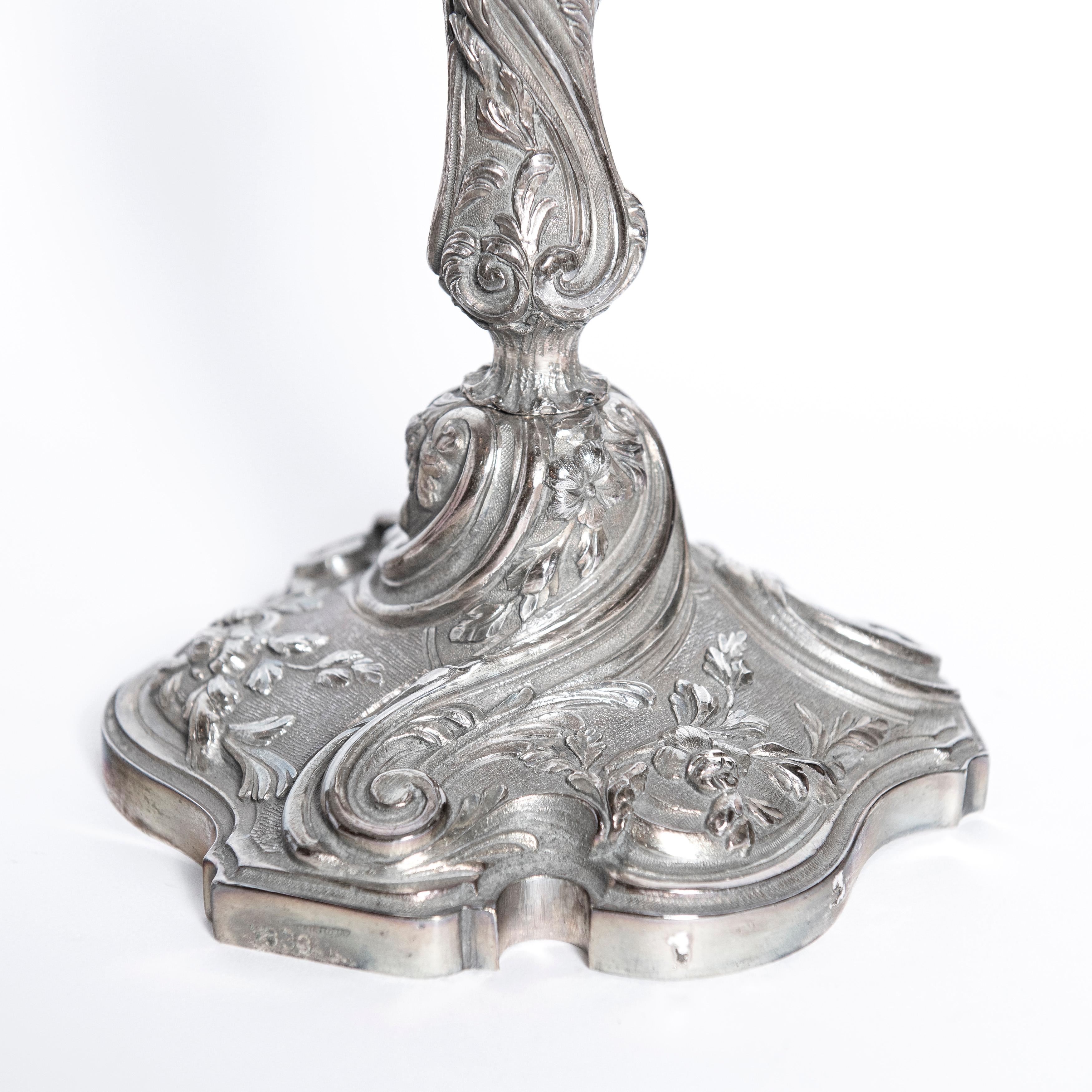 Rococo Paire de candélabres en métal argenté signés Christofle, France, début du XXe siècle en vente
