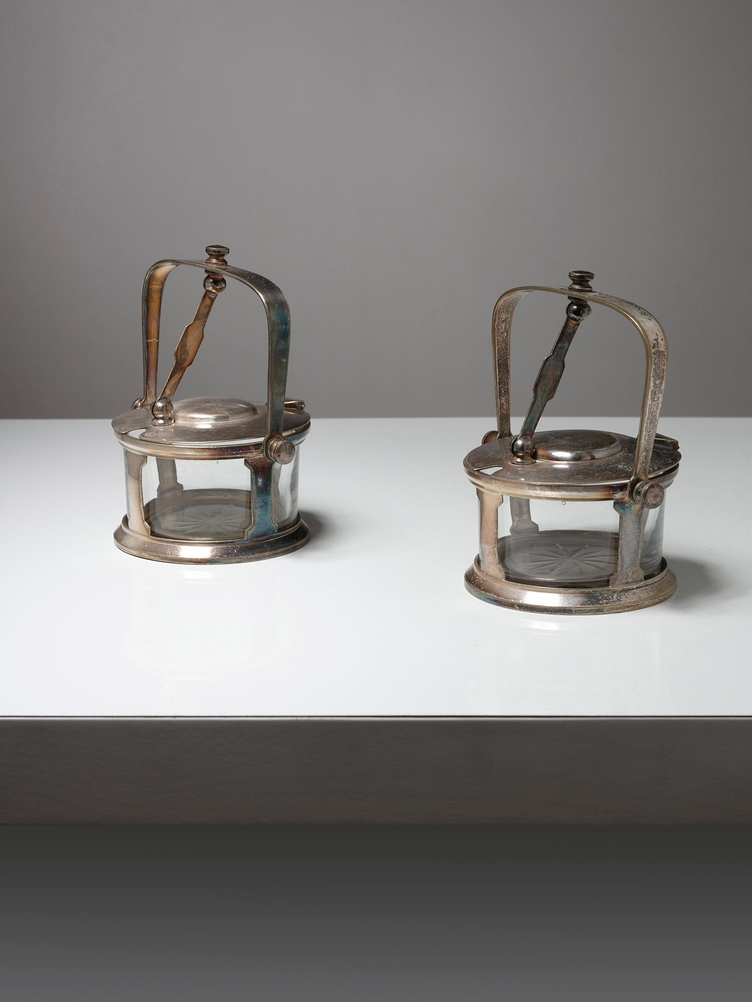 Pareja de portaquesos de Gio Ponti para F.lli Calderoni.
Marco de chapa de plata que sostiene un cuenco de cristal con muelas en forma de estrella.