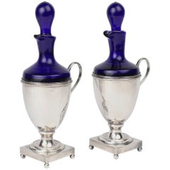 Paire de cruches en métal argenté et verre bleu cobalt à l'huile et au Vinegar d'Israël Freeman