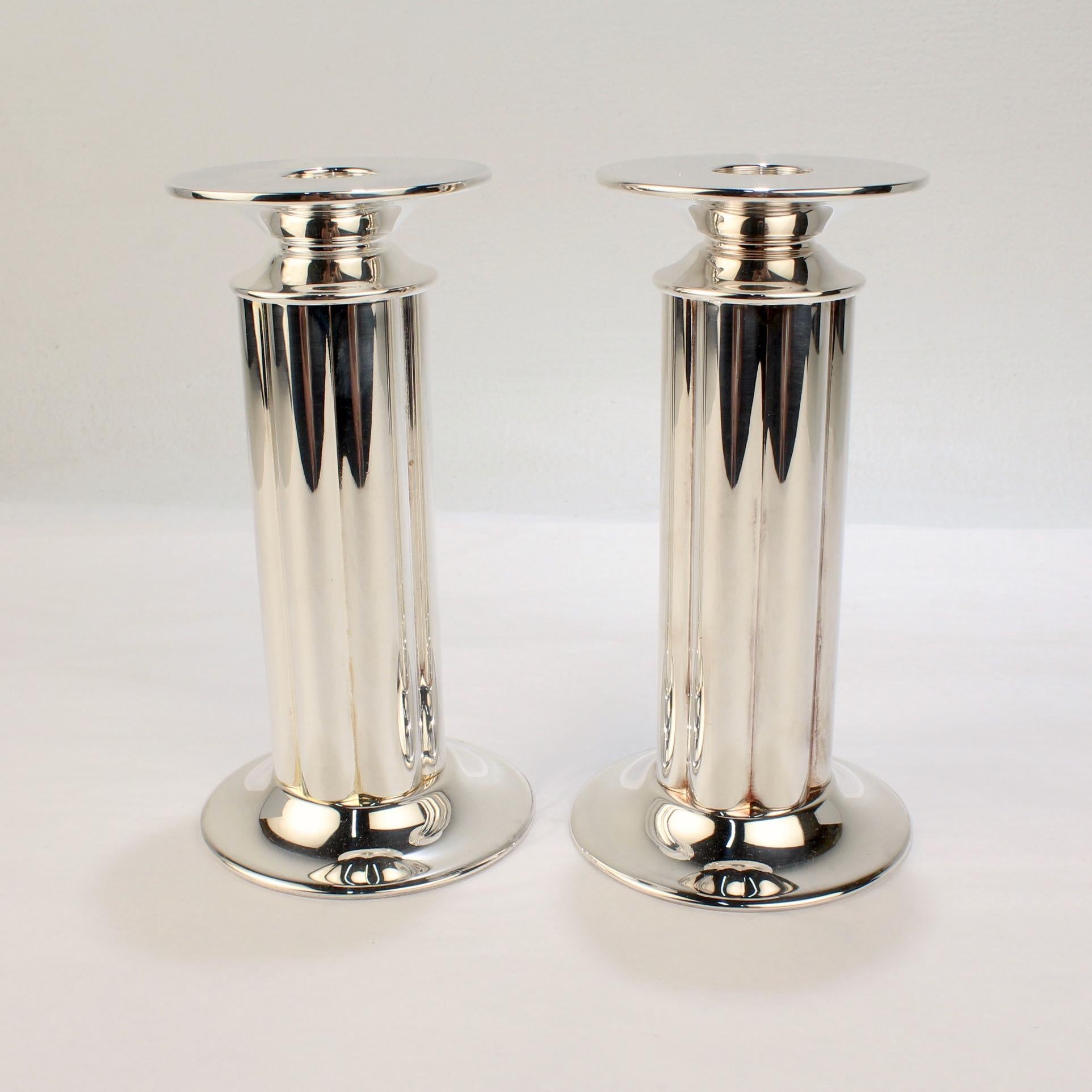 Moderniste Paire de chandeliers cannelés en métal argenté de Robert A.M. Stern pour Swid Powell en vente