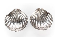 Ein Paar versilberte Schalen in Muschelform mit Fuß