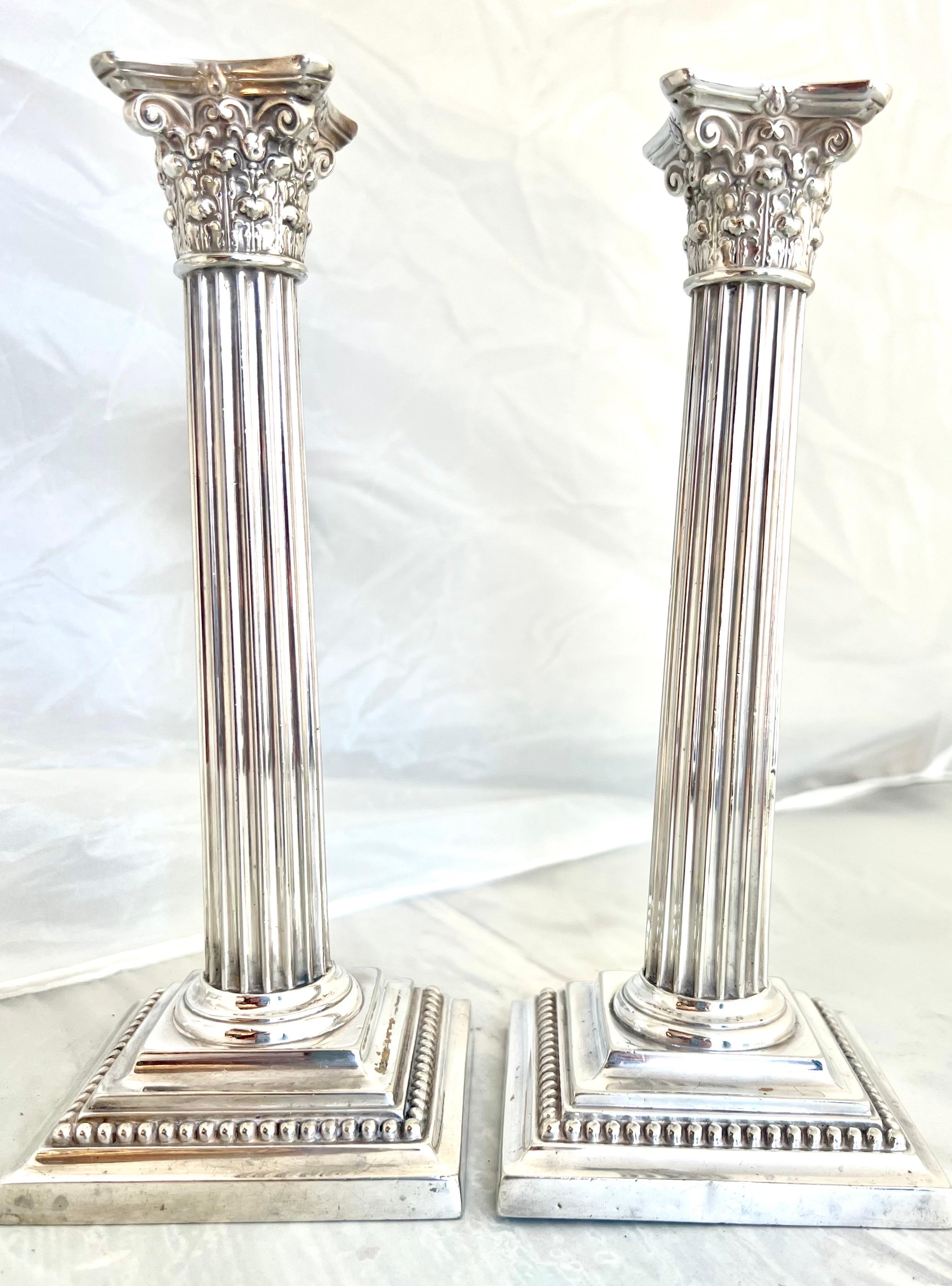 La paire de chandeliers en métal argenté de Gorham en forme de colonnes avec des chapiteaux corinthiens et des dessus amovibles, avec de fins détails perlés, illustre l'artisanat et le souci du détail caractéristiques des pièces de Gorham.  Les