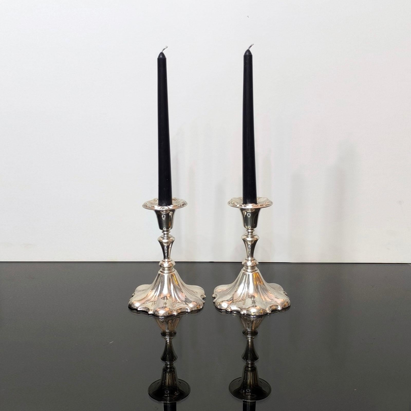 Coppia di candelieri Jugendstil placcati in argento di Ystad - Metallo, anni '30.
Con linee fluide, una forma elegante e una placcatura di alta qualità con superficie lucida, questa coppia di portacandele aggiungerà un tocco di eleganza in più ai