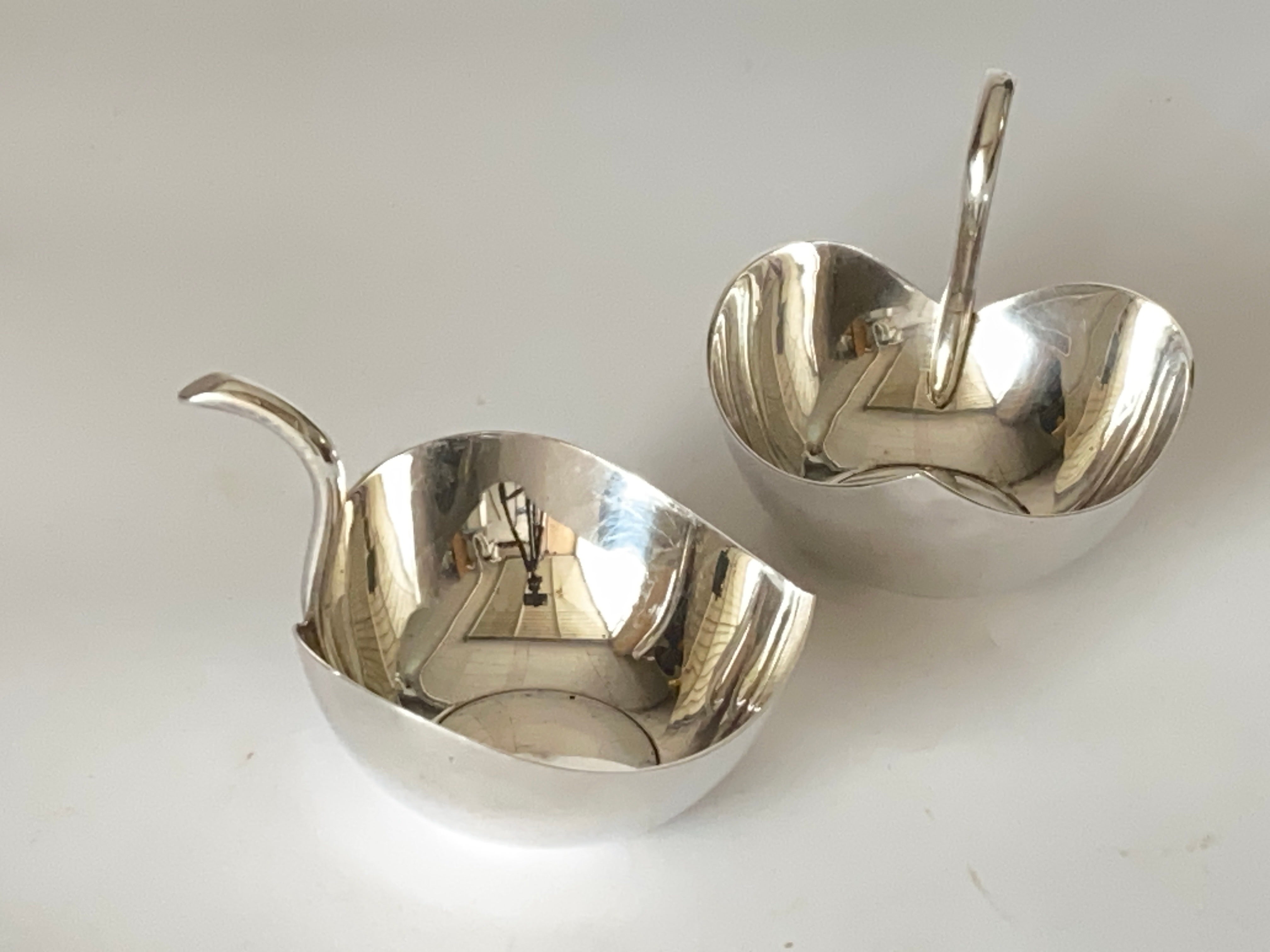 This pair of bowls or Vide Poche is in silver plate. It has been made in France during circa 1940.