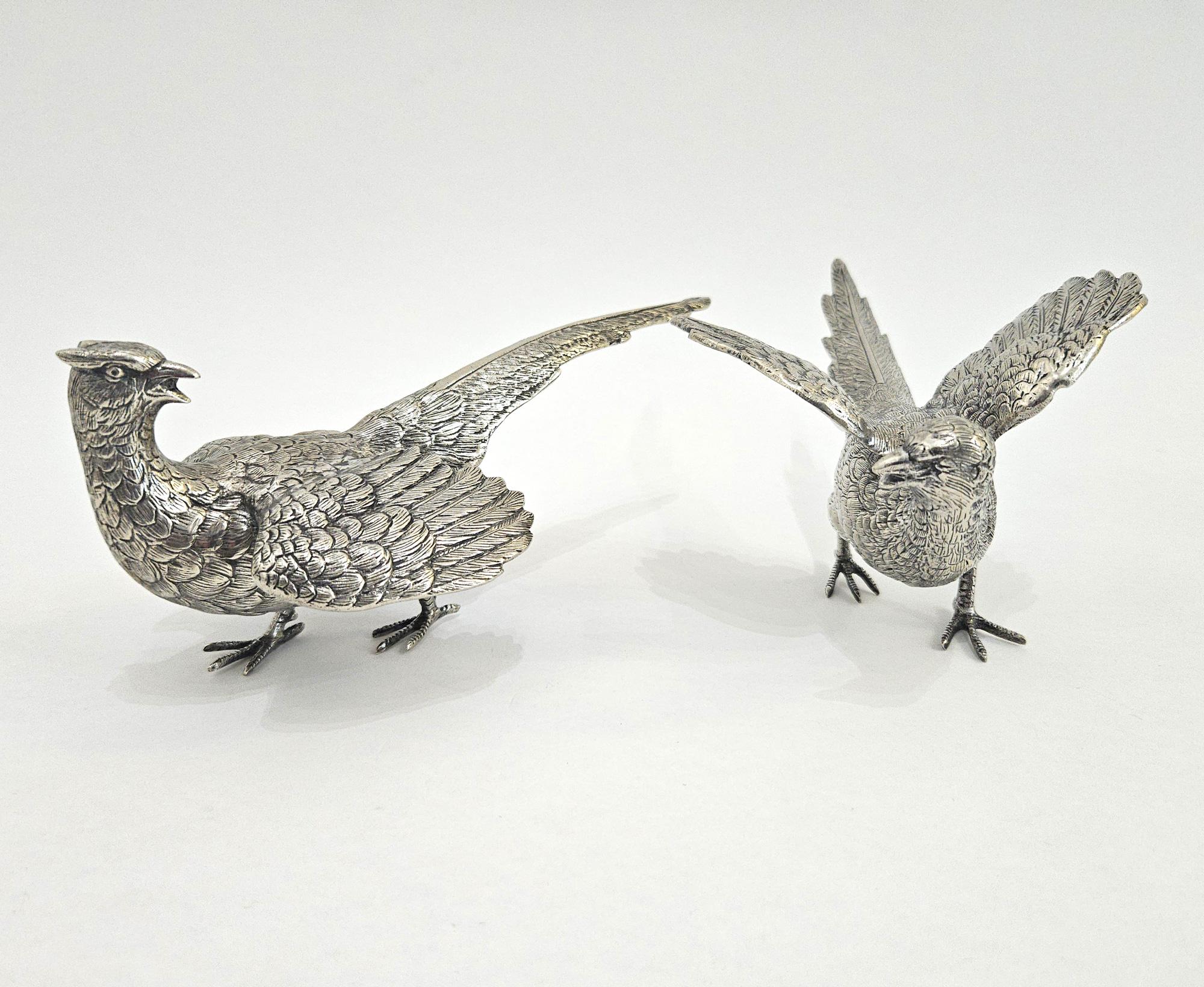 Mid-Century moderno Coppia di sculture da tavolo con fagiani in argento, Europa, XX secolo in vendita