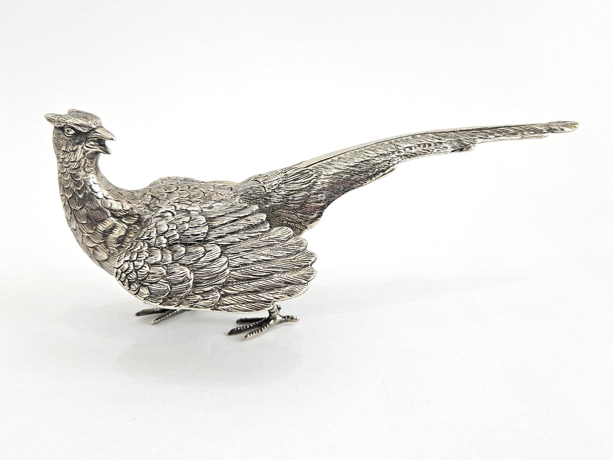 Coppia di sculture da tavolo con fagiani in argento, Europa, XX secolo In condizioni buone in vendita a London, GB