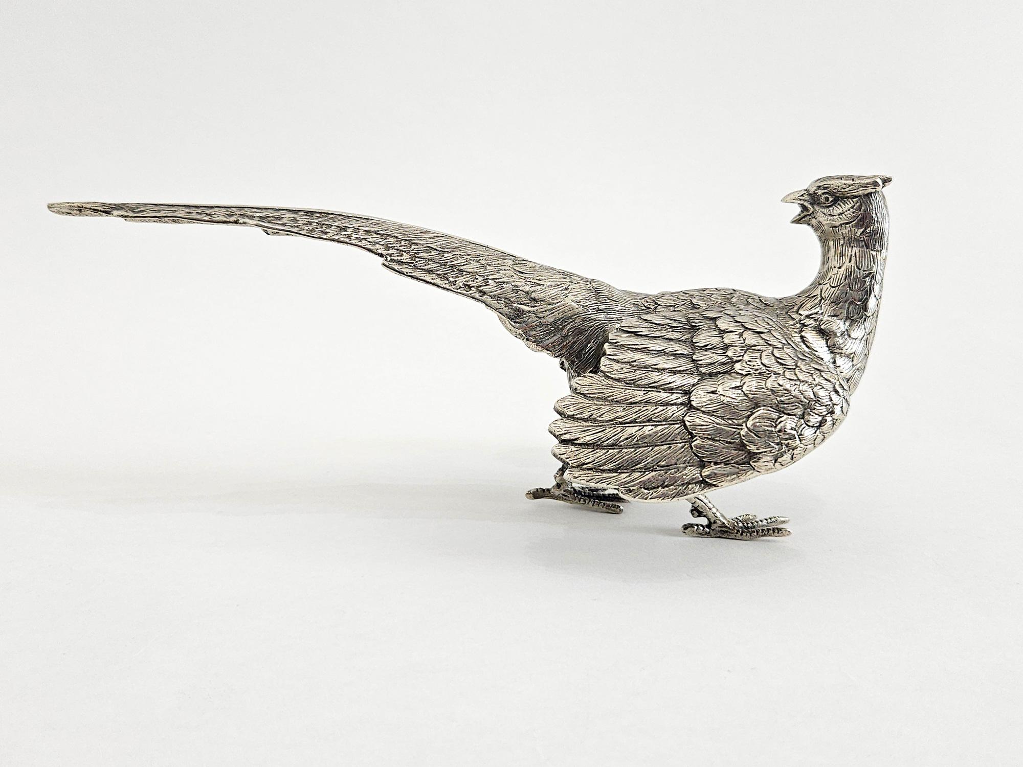 Placcato argento Coppia di sculture da tavolo con fagiani in argento, Europa, XX secolo in vendita