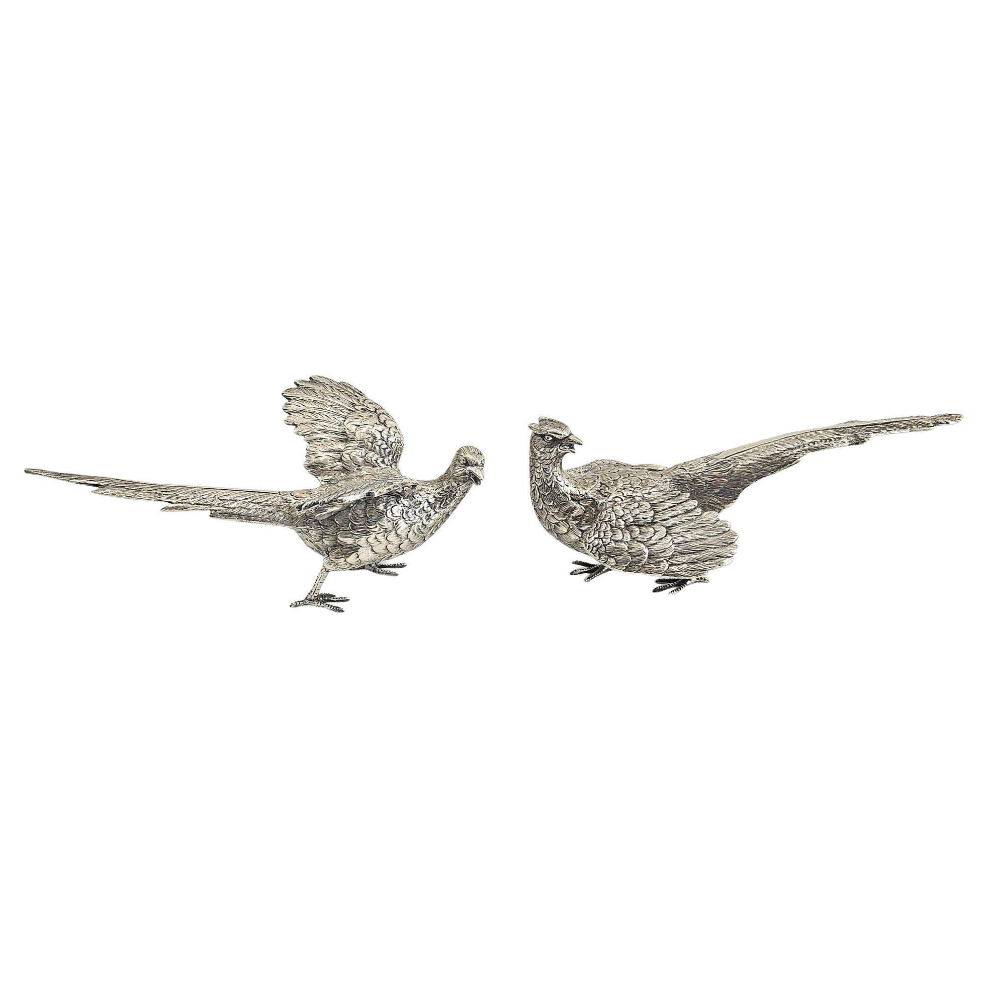 Una coppia di splendidi ornamenti da tavola a forma di fagiano in argento, realizzati in Europa nel XX secolo. 

Sia la gallina che il gallo sono modellati in modo realistico con le ali tese e mostrano eccellenti dettagli cesellati sul corpo e sul