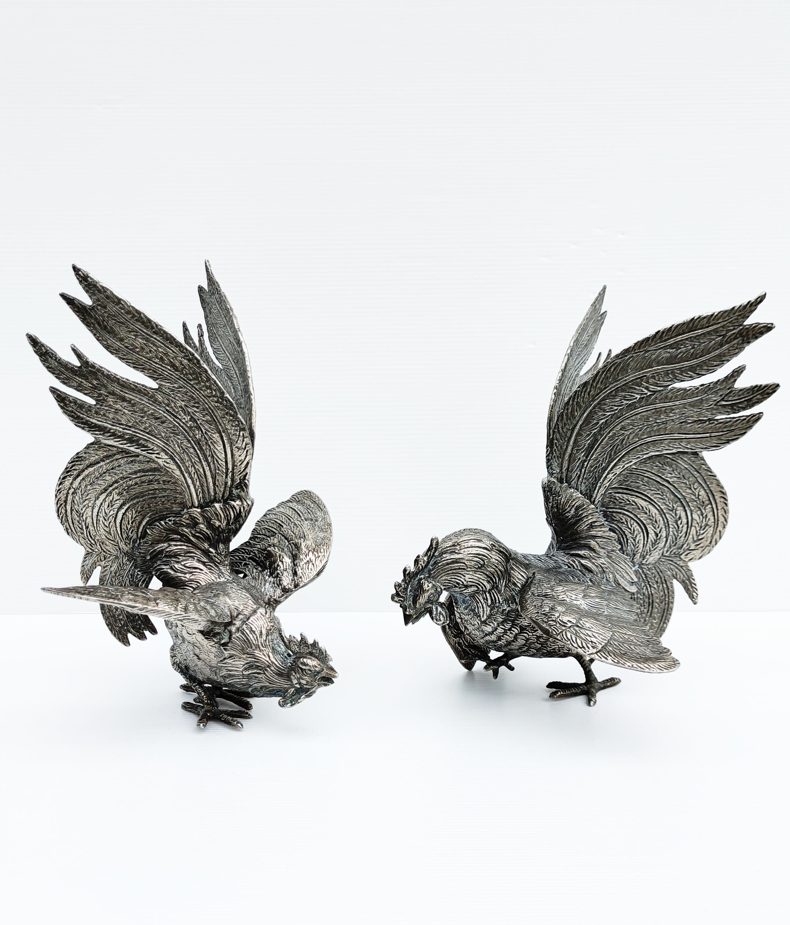 Rares et magnifiques coqs en métal argenté fabriqués en France dans les années 1960.
Coqs en attitude de combat. Ces coqs de combat sont créés avec un grand souci du détail et une attention particulière portée aux plumes et au plumage. Les deux