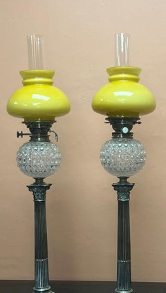 Coppia di lampade a paraffina a colonna corinzia placcate in argento e con vetro tagliato