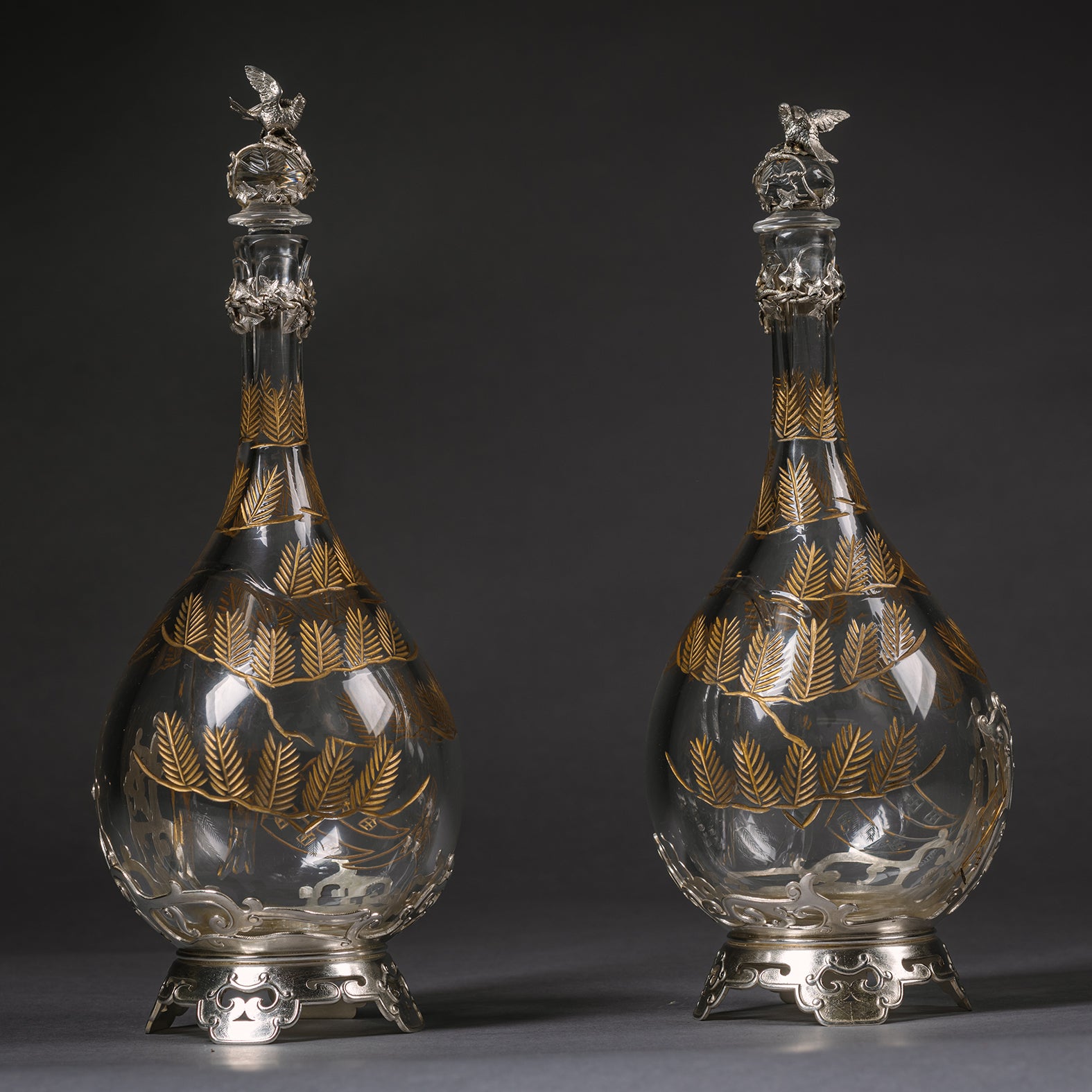 Pareja de decantadores de cristal plateado y grabado