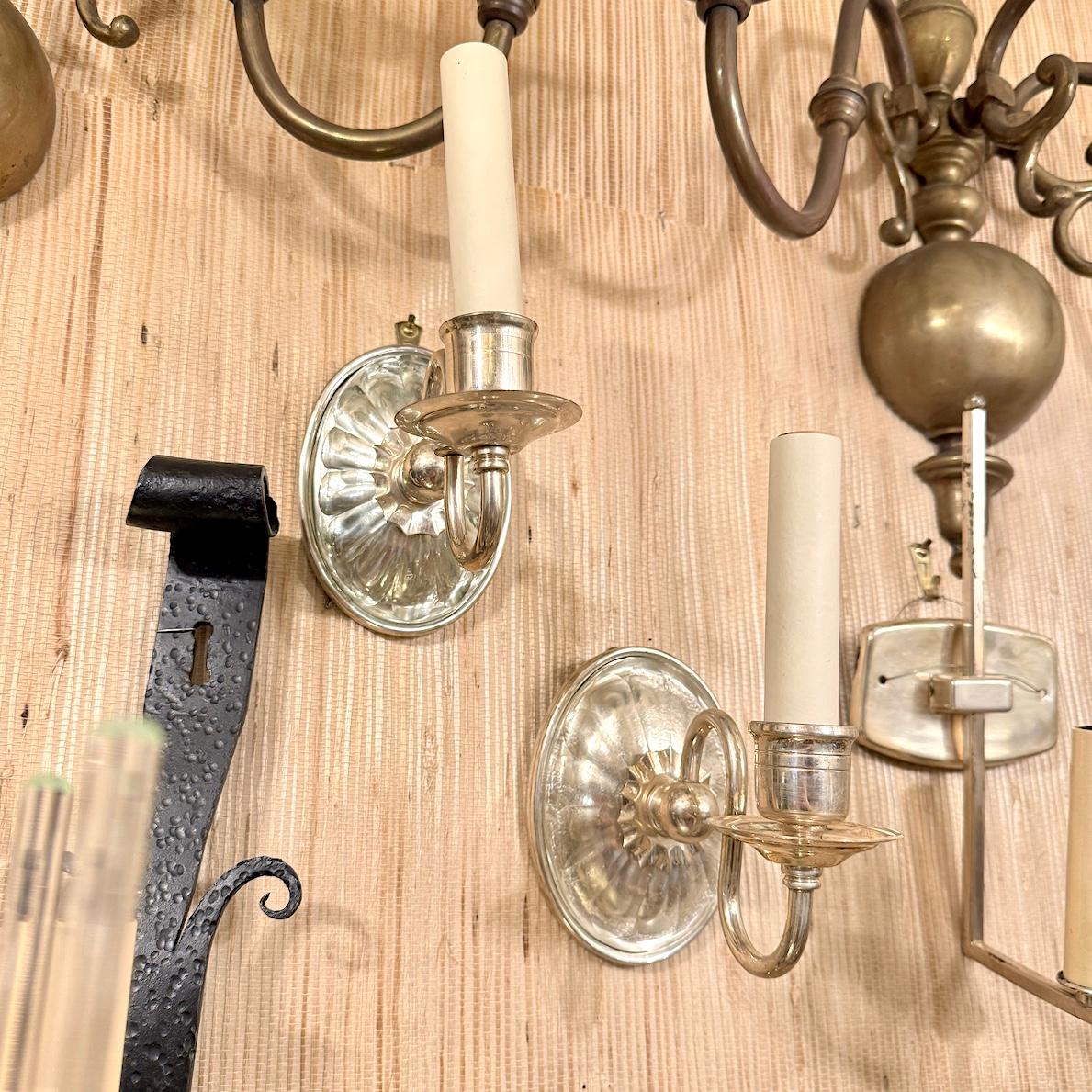 Metà XX secolo Coppia di lampade Art Déco placcate in argento in vendita