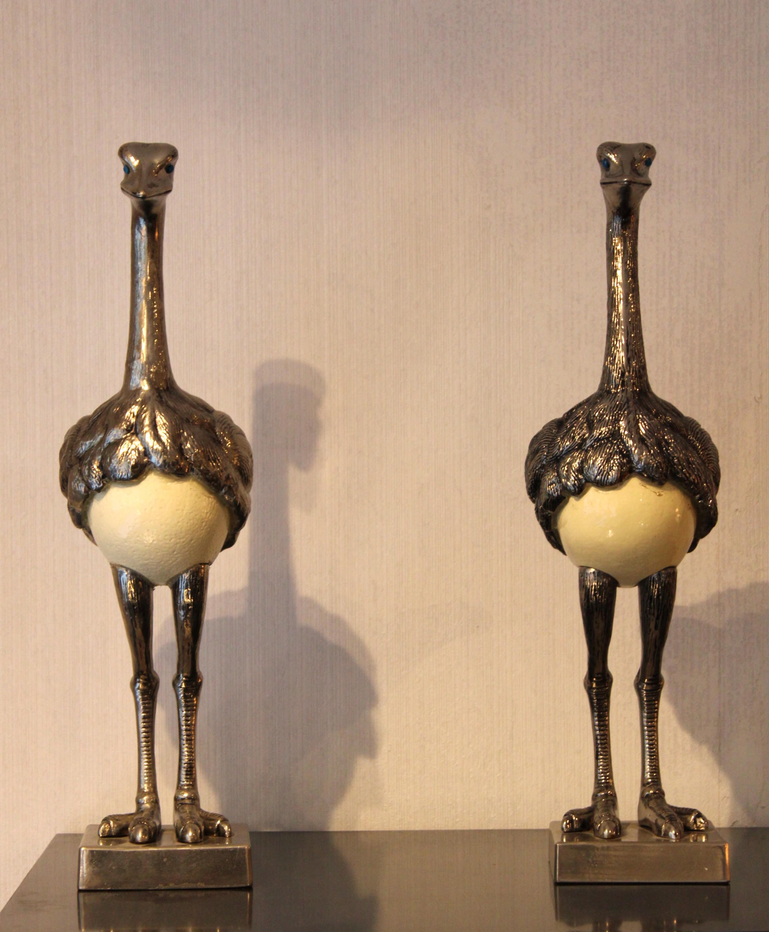 Europeo Coppia di struzzi dagli occhi blu placcati in argento con uovo, XX secolo in vendita