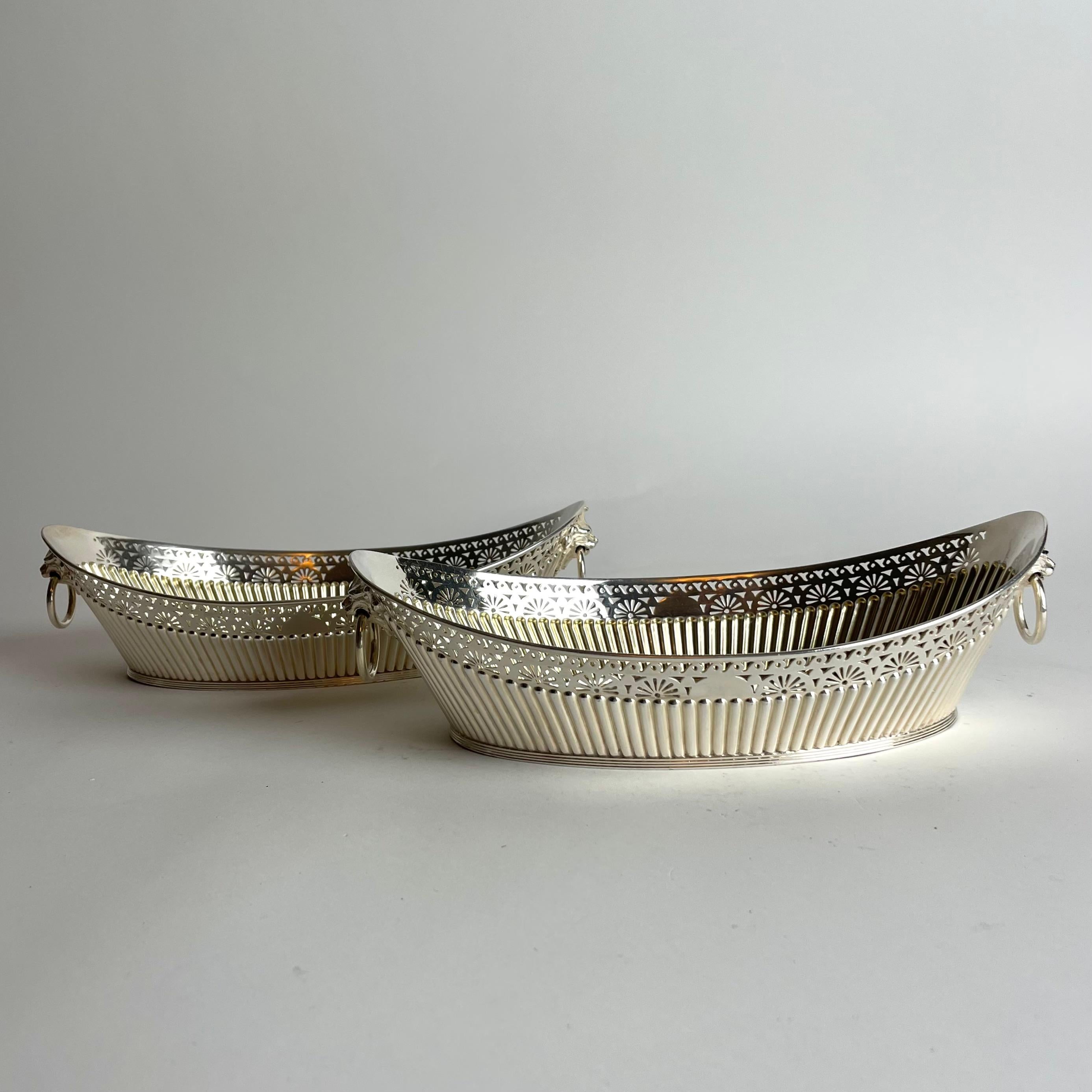 Pareja de paneras plateadas de J. Dixon & Sons, Sheffield. Siglo XIX Inglés en venta