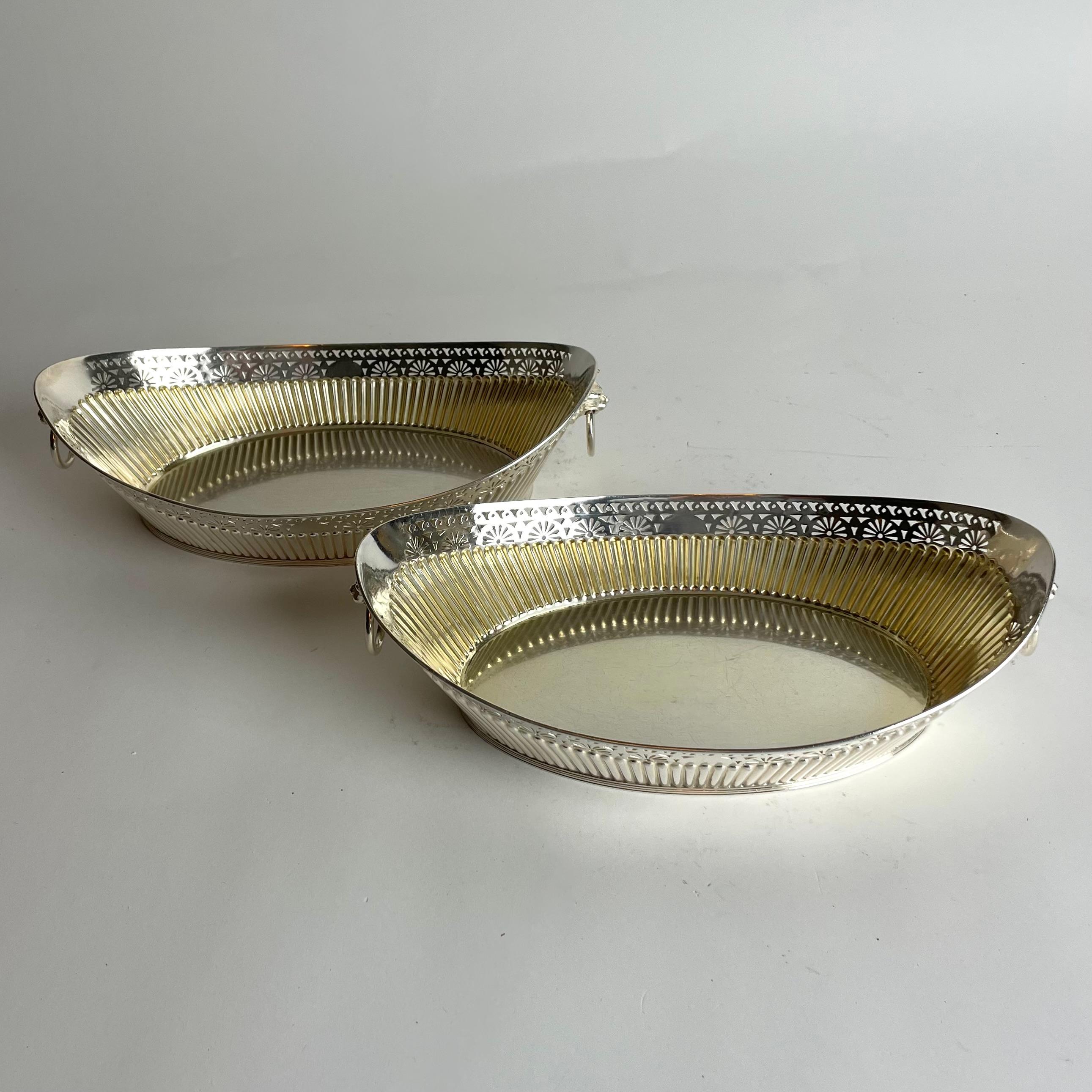 Pareja de paneras plateadas de J. Dixon & Sons, Sheffield. Siglo XIX en Bueno estado para la venta en Knivsta, SE