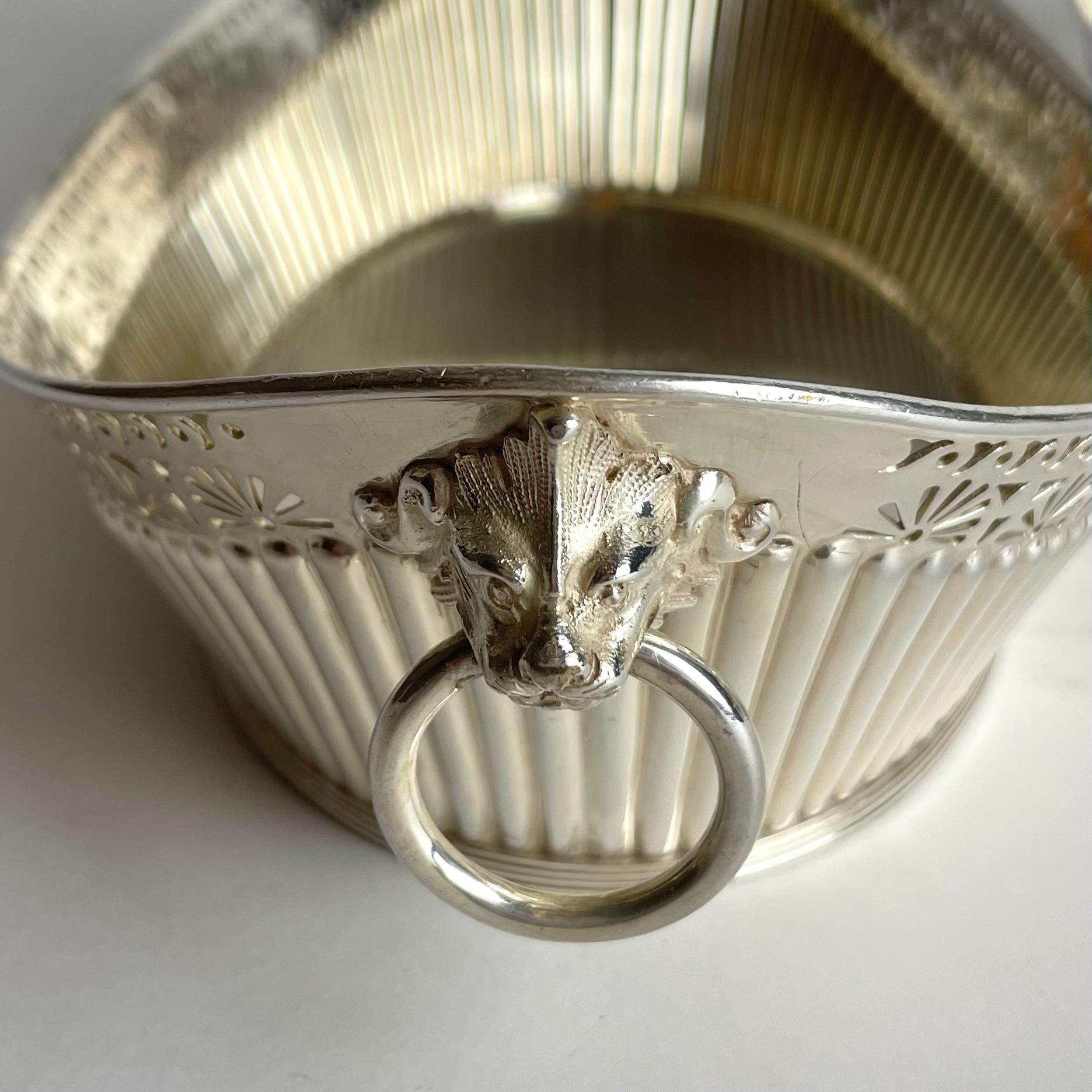 Pareja de paneras plateadas de J. Dixon & Sons, Sheffield. Siglo XIX Chapado en plata en venta
