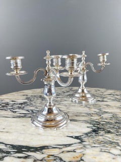 Coppia di candelabri placcati in argento, XX secolo