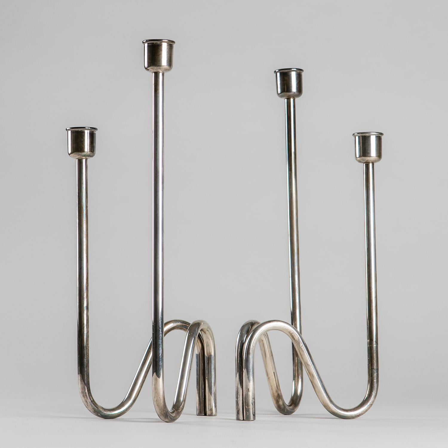 Satz von zwei versilberten Kerzenhaltern von Lino Sabattini für Sabattini Argenteria.
