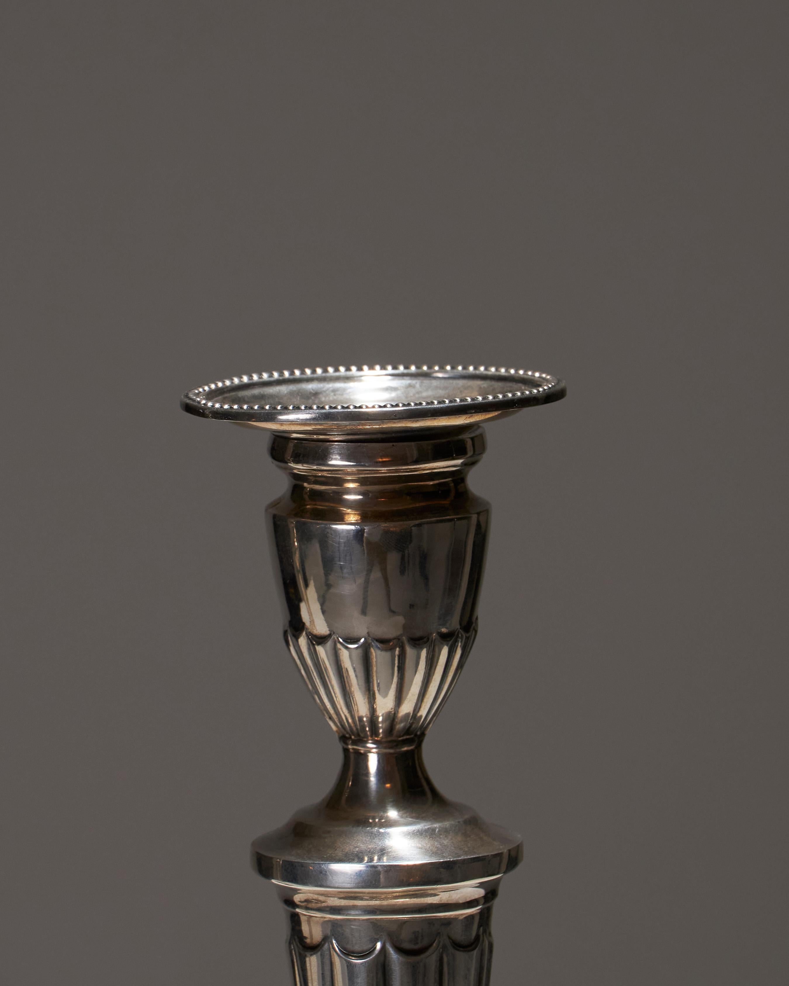Neoclassico Coppia di portacandele in argento, anni '20 in vendita