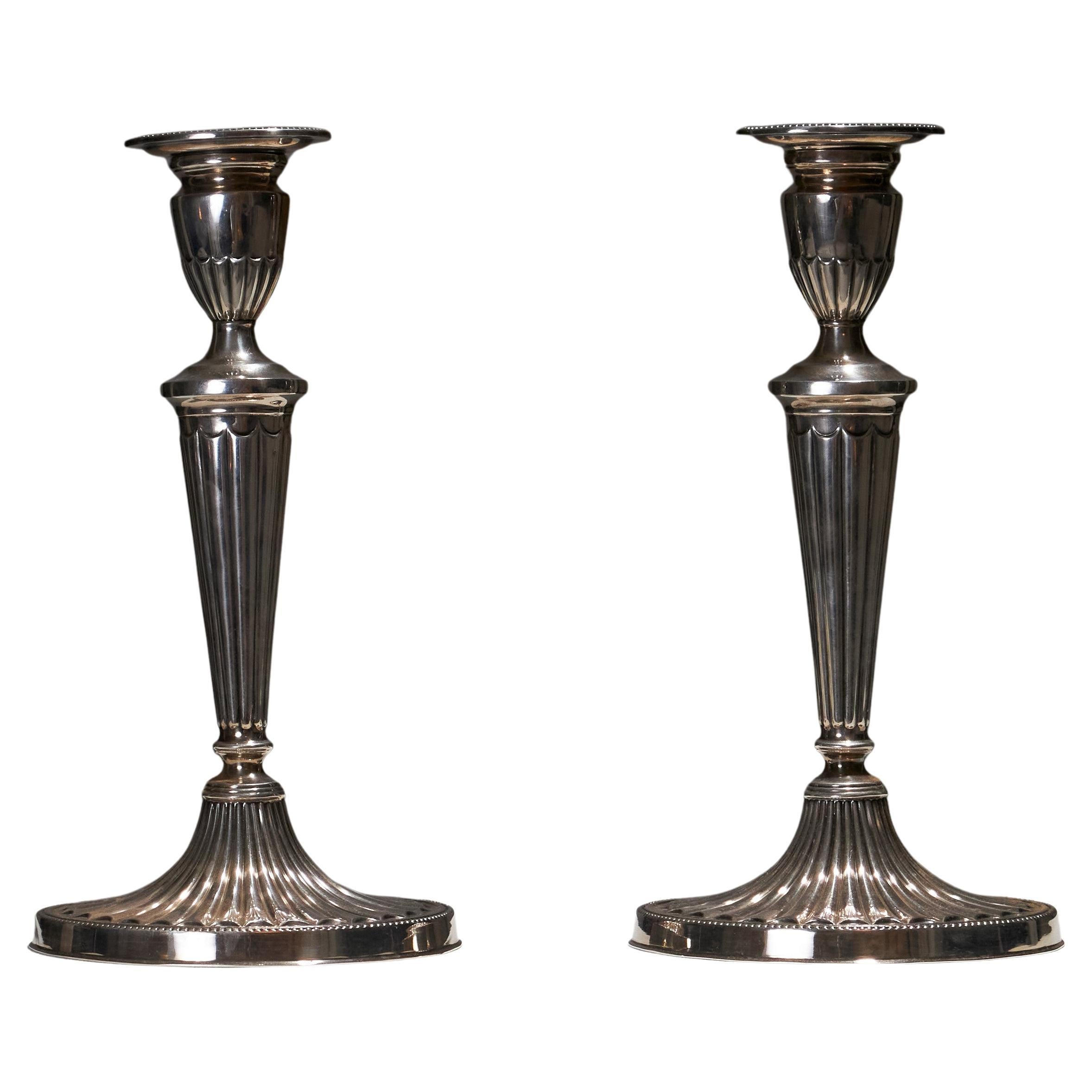 Paire de chandeliers plaqués argent, années 1920